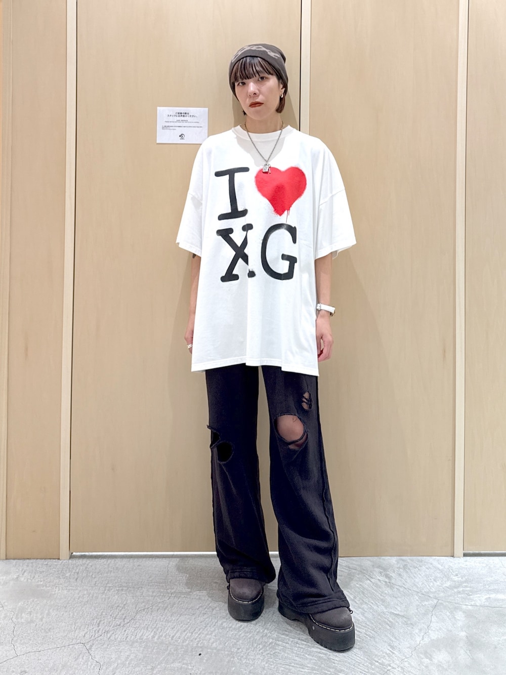 ホワイト系のワンピース、ブラック系のスウェットパンツ、グリーン系のニットキャップ/ビーニーを着用したレディースの秋コーディネートの1枚目の写真