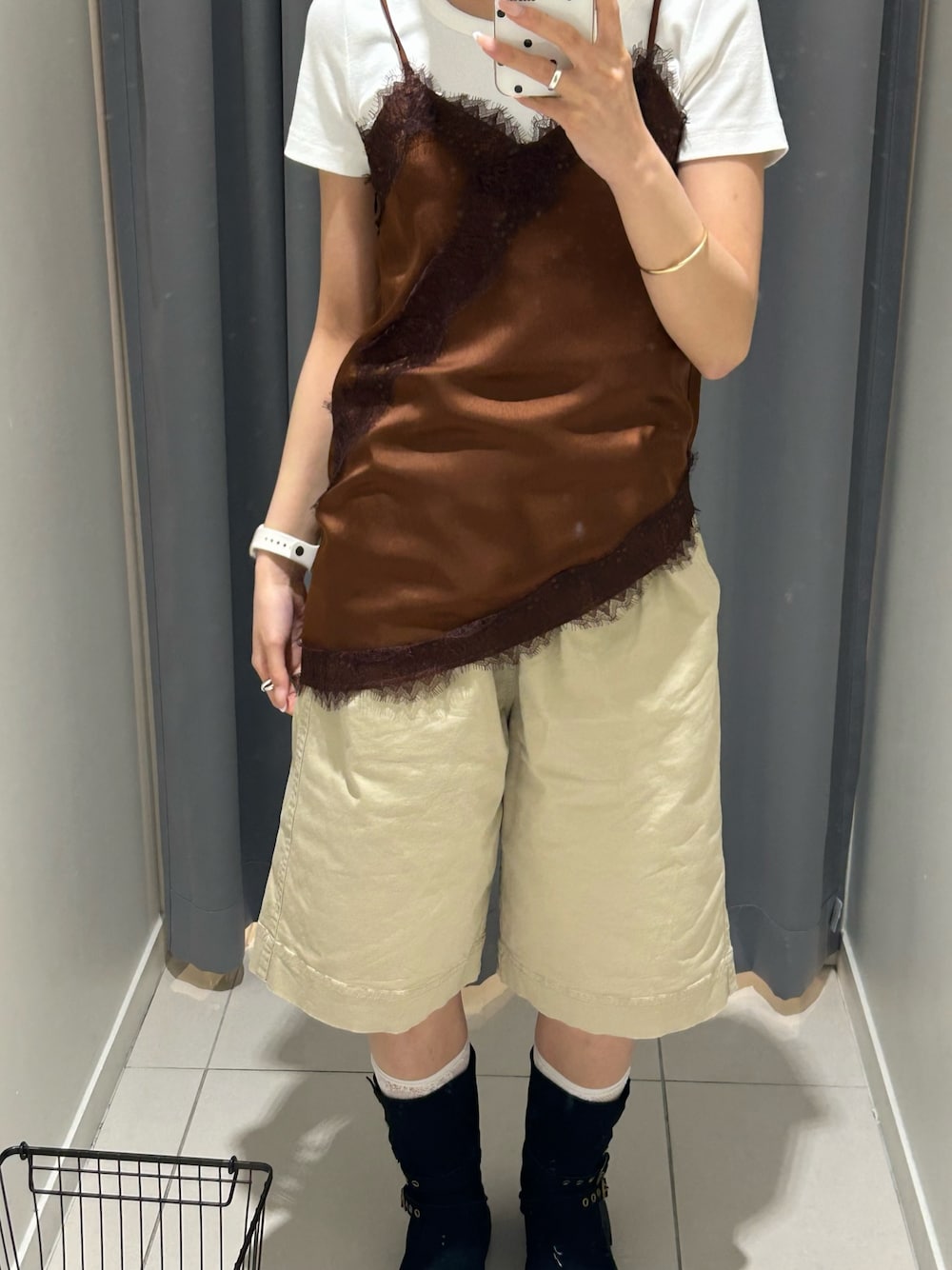 ホワイト系のキャミソール、ベージュ系のその他パンツ、ホワイト系のTシャツ/カットソーを着用したレディースの春コーディネートの1枚目の写真
