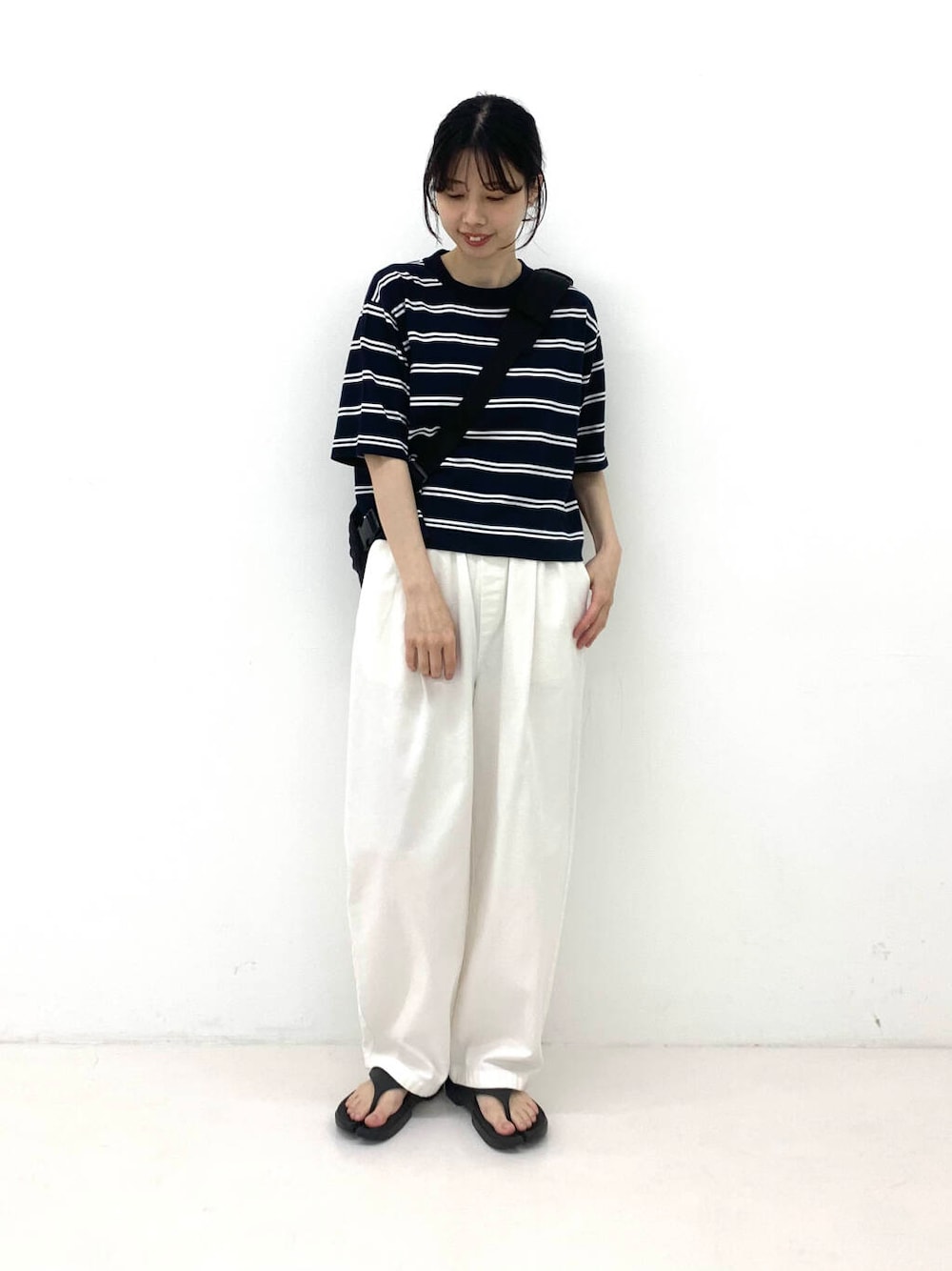 ブラック系のバックパック/リュック、ホワイト系のその他パンツ、ブルー系のTシャツ/カットソーを着用したレディースの夏コーディネートの1枚目の写真