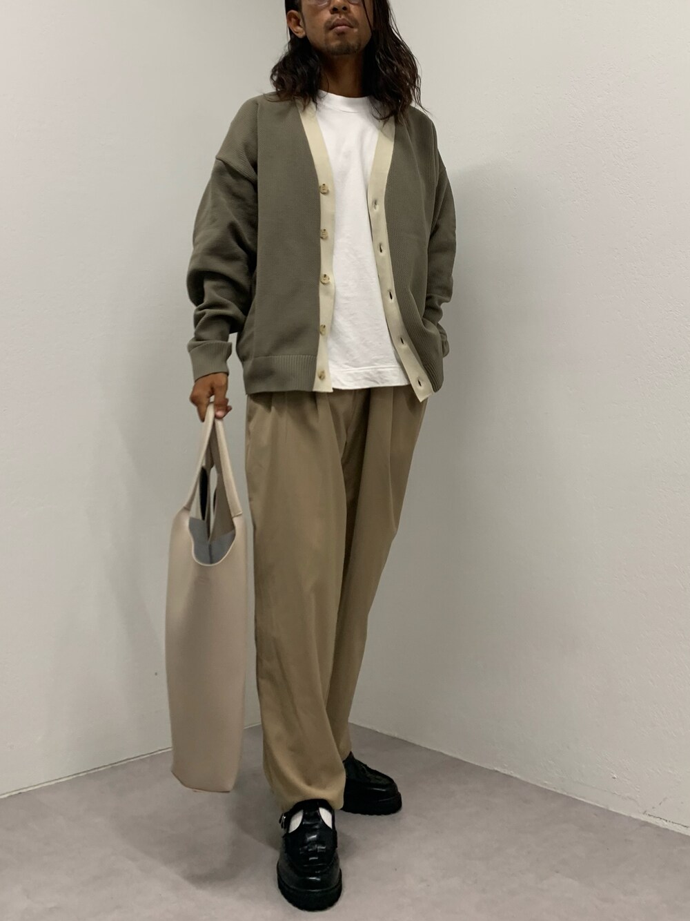 ベージュ系のカーディガン/ボレロ、ホワイト系のTシャツ/カットソー、ベージュ系のその他パンツを着用したメンズの秋コーディネートの1枚目の写真