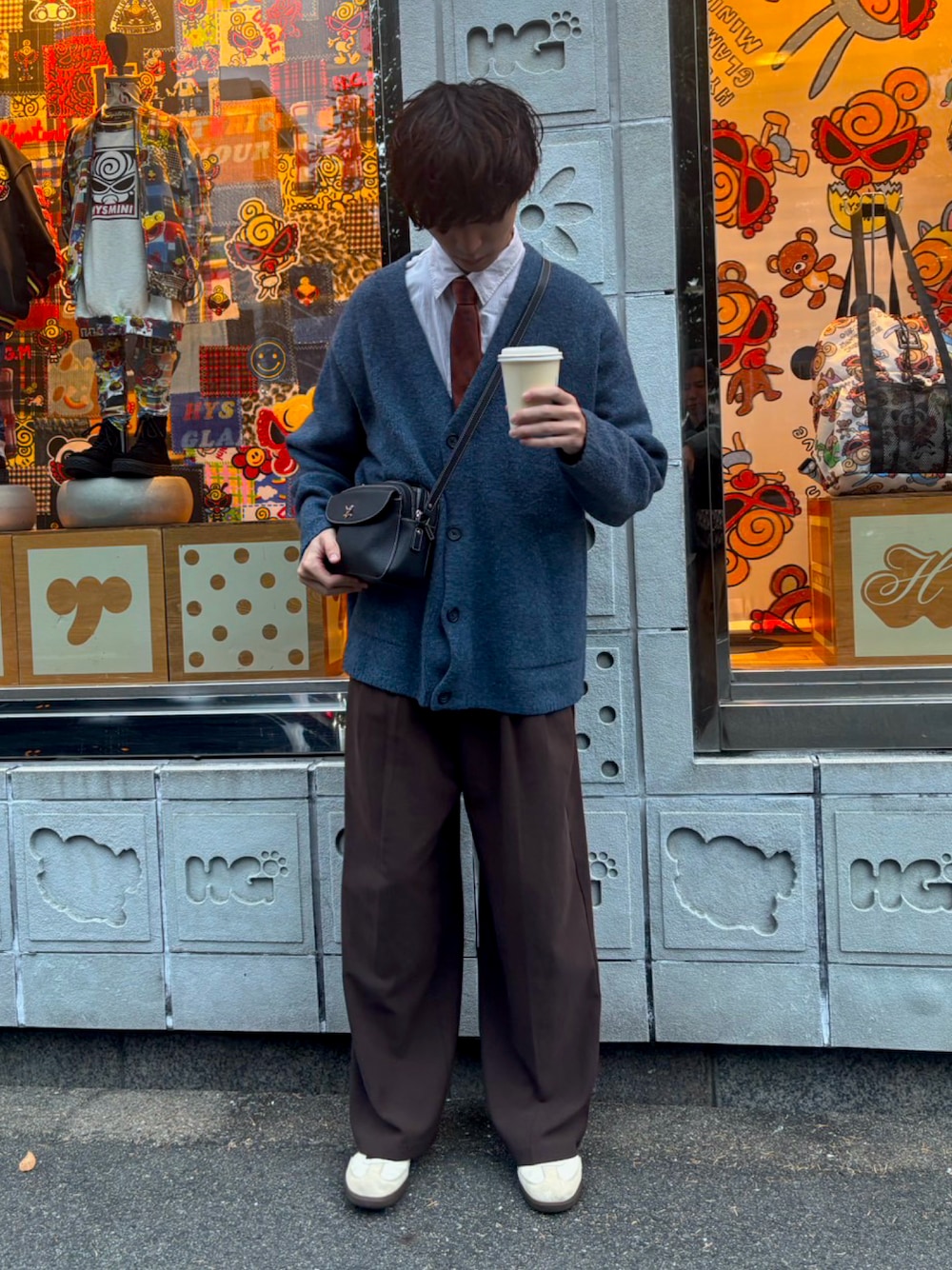 ベージュ系のスニーカー、ブラウン系のネクタイを着用したメンズの冬コーディネートの1枚目の写真