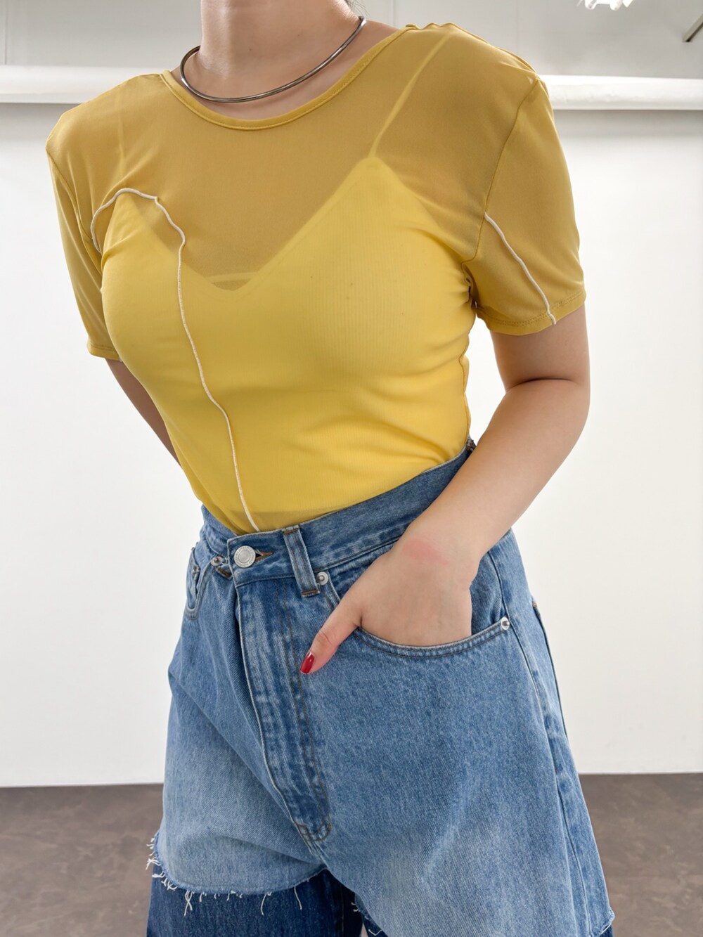イエロー系のTシャツ/カットソー、ホワイト系のその他シューズ、ブルー系のデニムパンツを着用したレディースの春コーディネートの4枚目の写真