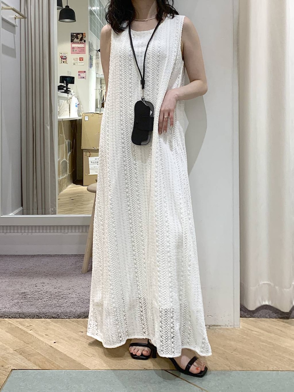 ブラウン系のトートバッグ、ホワイト系のワンピース、ベージュ系のブルゾンを着用したレディースの春コーディネートの7枚目の写真