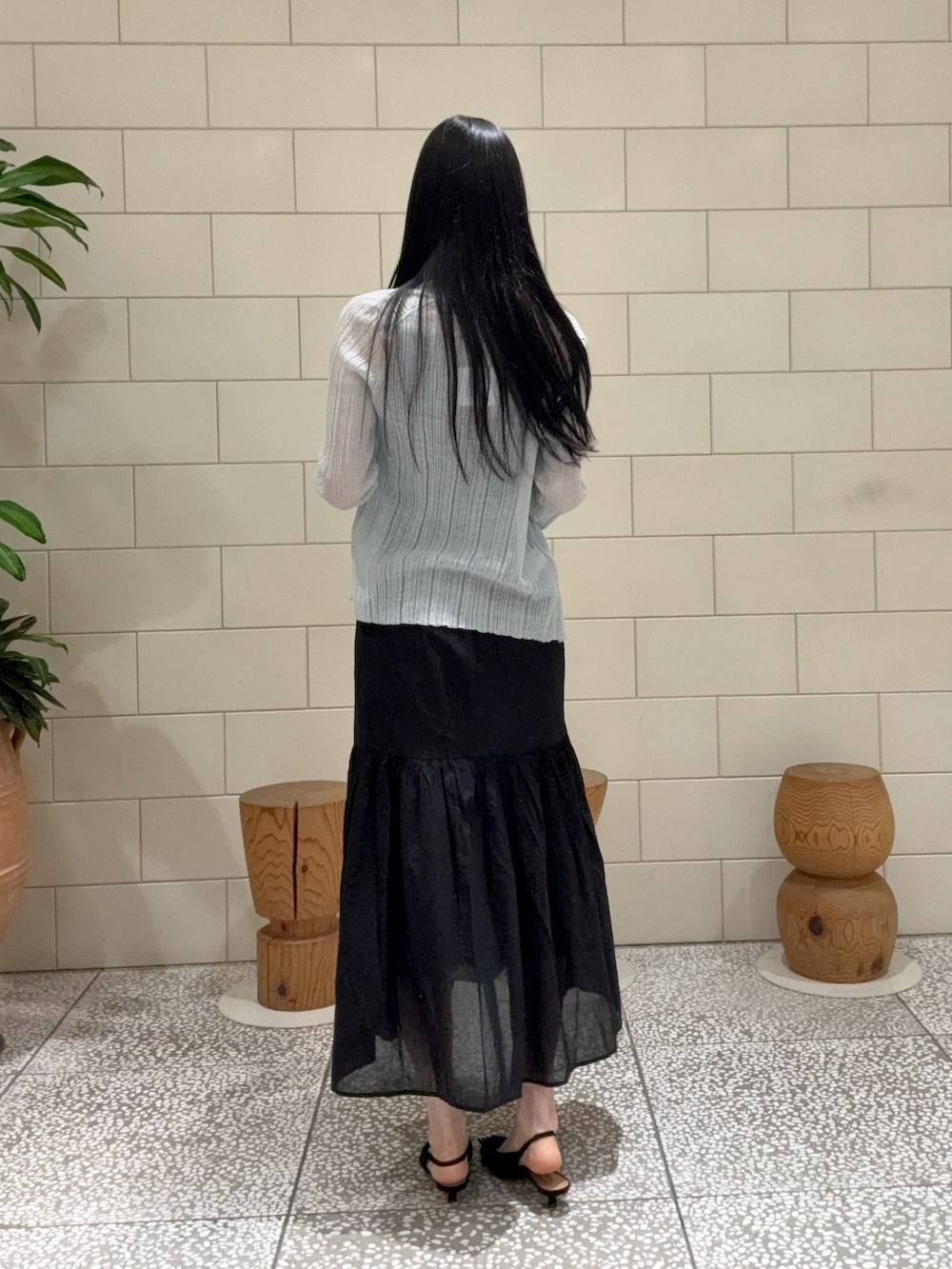 ブラック系のワンピース/ドレス、ブルー系のカーディガン/ボレロ、ブラック系のパンプスを着用したレディースの春コーディネートの2枚目の写真