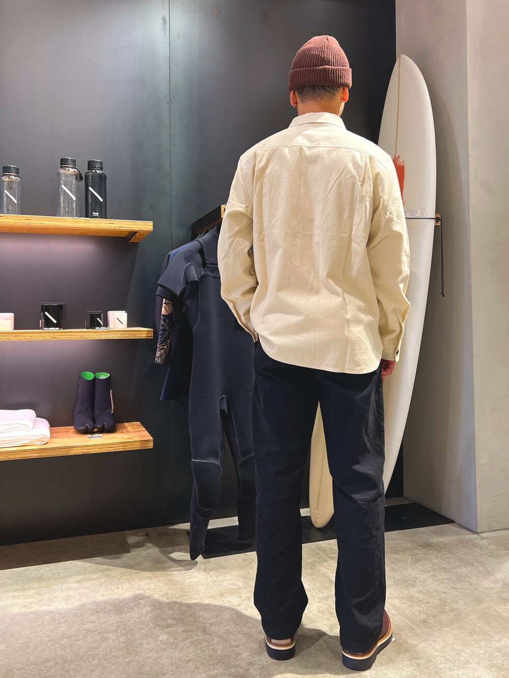 ベージュ系のシャツ/ブラウス、ブラック系のチノパンツ、パープル系のローファーを着用したメンズの冬コーディネートの3枚目の写真