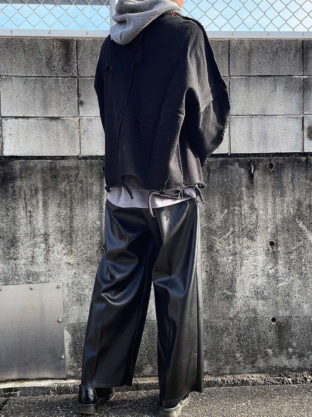 ブラック系のその他パンツ、ブラック系のスウェット、グレー系のTシャツ/カットソーを着用したメンズの秋コーディネートの5枚目の写真