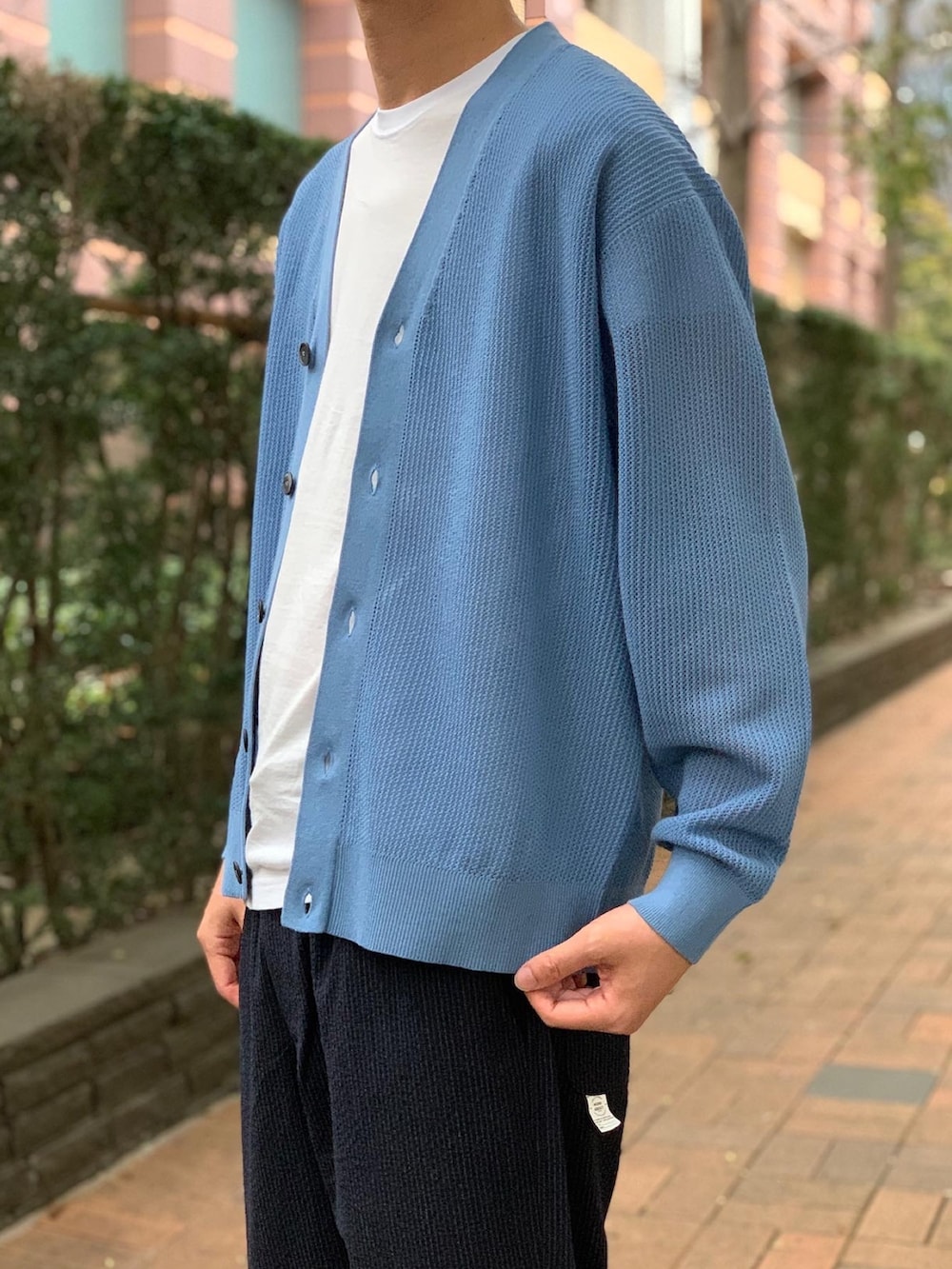 NISHINOさんの「【WORK ABOUT/ワークアバウト】SHEER CARDIGAN Vネックカーディガン（NOLLEY'S goodman）」を使ったコーディネートの3枚目の写真