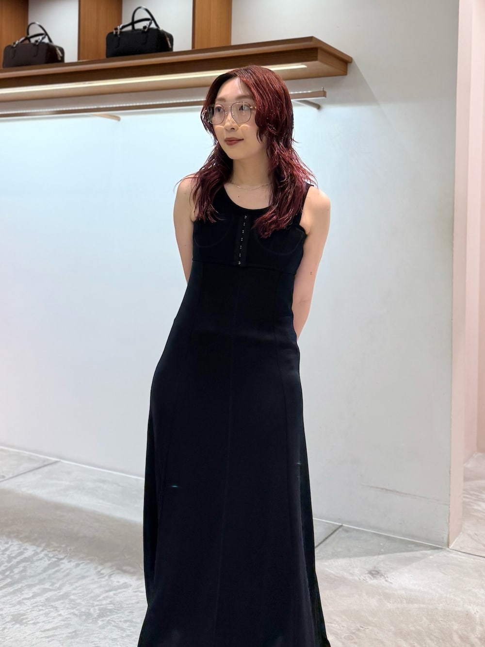 ブルー系のその他アウター、ブラック系のワンピース、ブラック系のその他トップスを着用したレディースの夏コーディネートの6枚目の写真