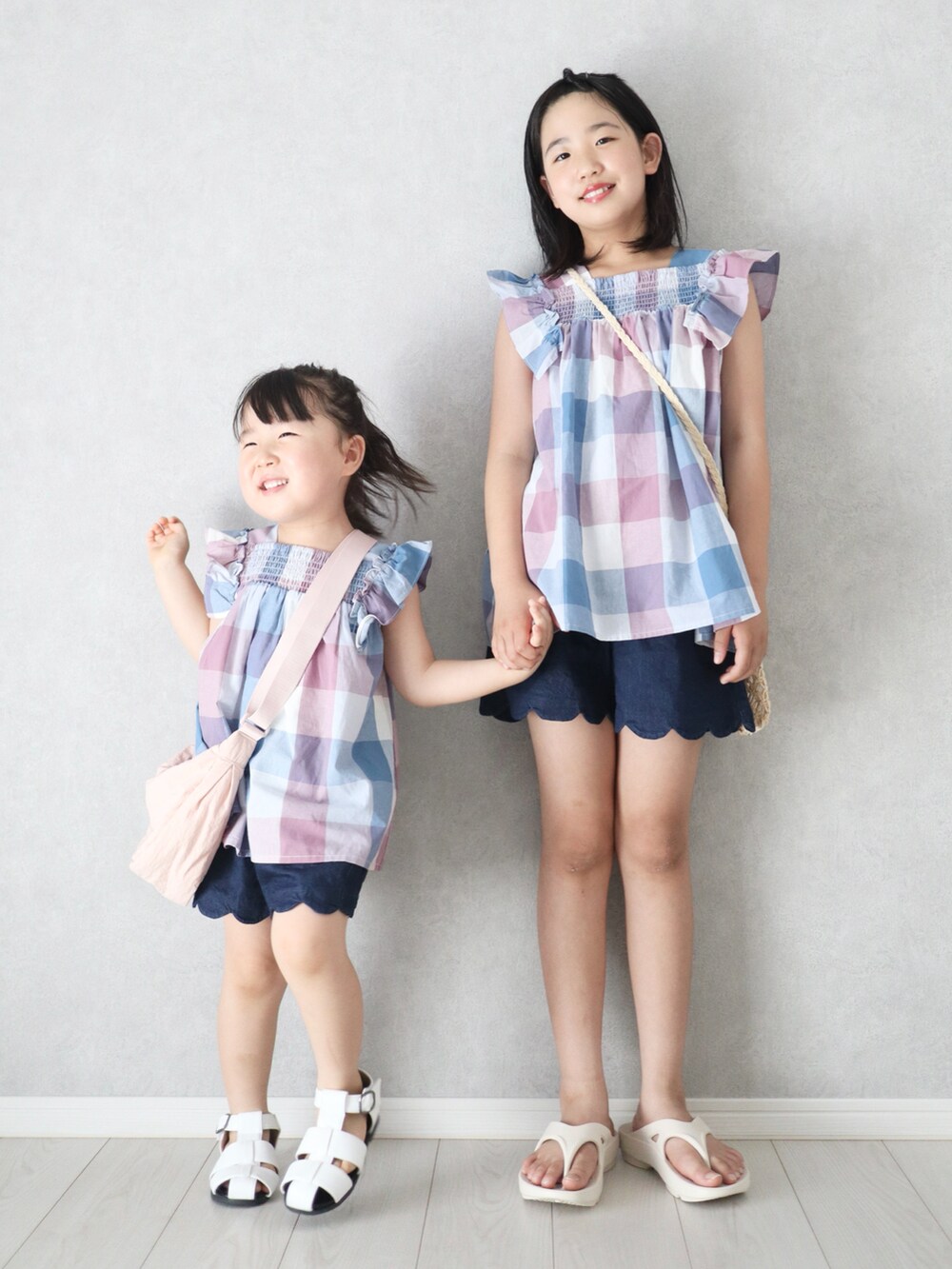 ブルー系のシャツ/ブラウス、ブルー系のその他パンツ、ブルー系のシャツ/ブラウスを着用したキッズの夏コーディネートの2枚目の写真