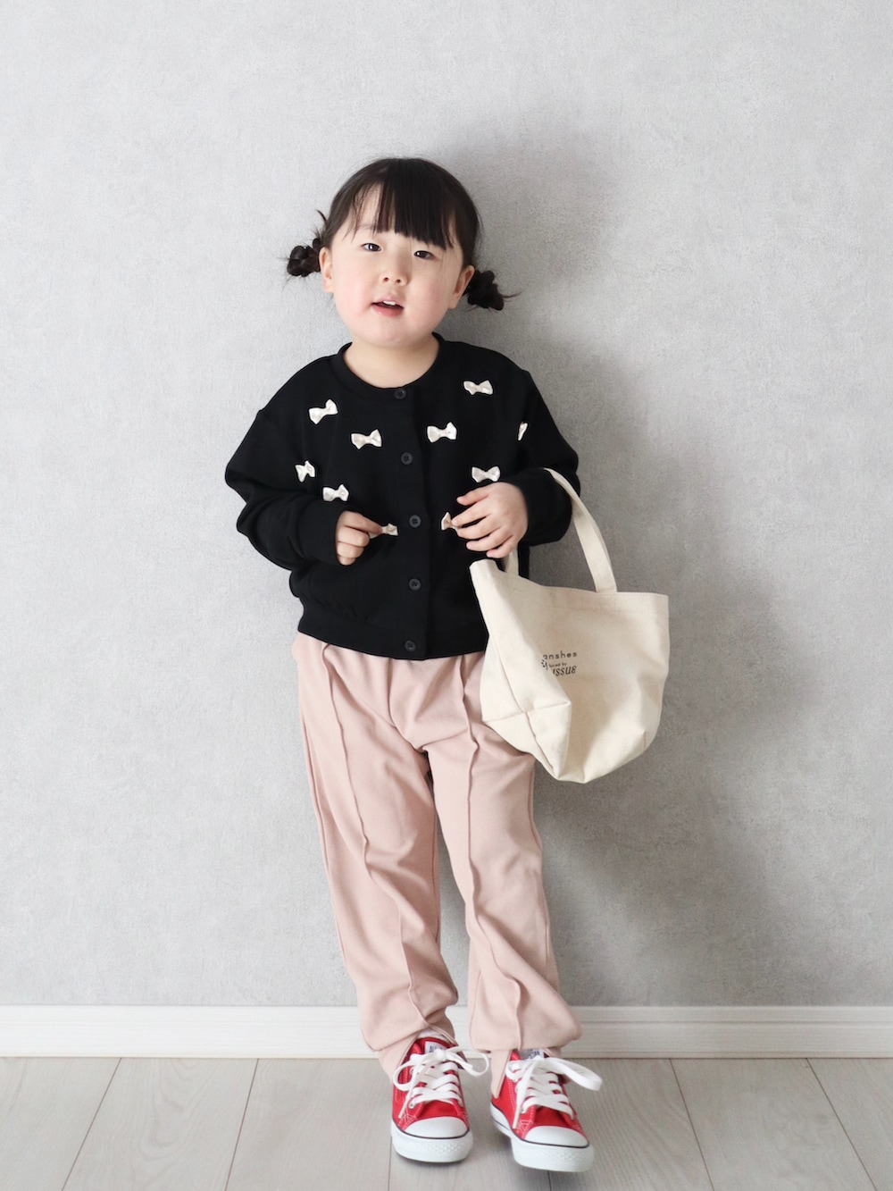 ブラック系のカーディガン/ボレロ、ピンク系のその他パンツ、レッド系のスニーカーを着用したキッズの春コーディネートの2枚目の写真
