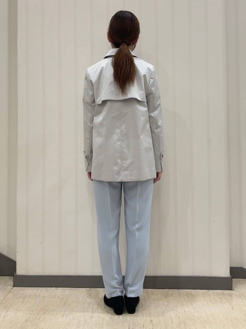 グレー系のトレンチコート、ブラウン系のその他パンツ、ブルー系のその他パンツを着用したレディースの冬コーディネートの3枚目の写真