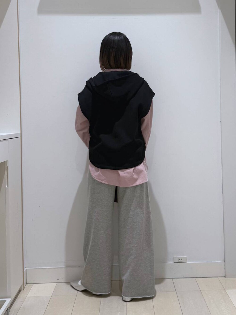 ブラック系のショルダーバッグ、ホワイト系のスウェットパンツ、ピンク系のシャツ/ブラウスを着用したレディースの冬コーディネートの3枚目の写真