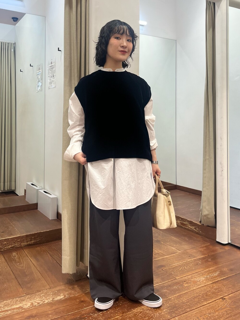 ブラック系のスニーカー、グレー系のその他パンツ、ベージュ系のハンドバッグを着用したレディースの冬コーディネートの8枚目の写真