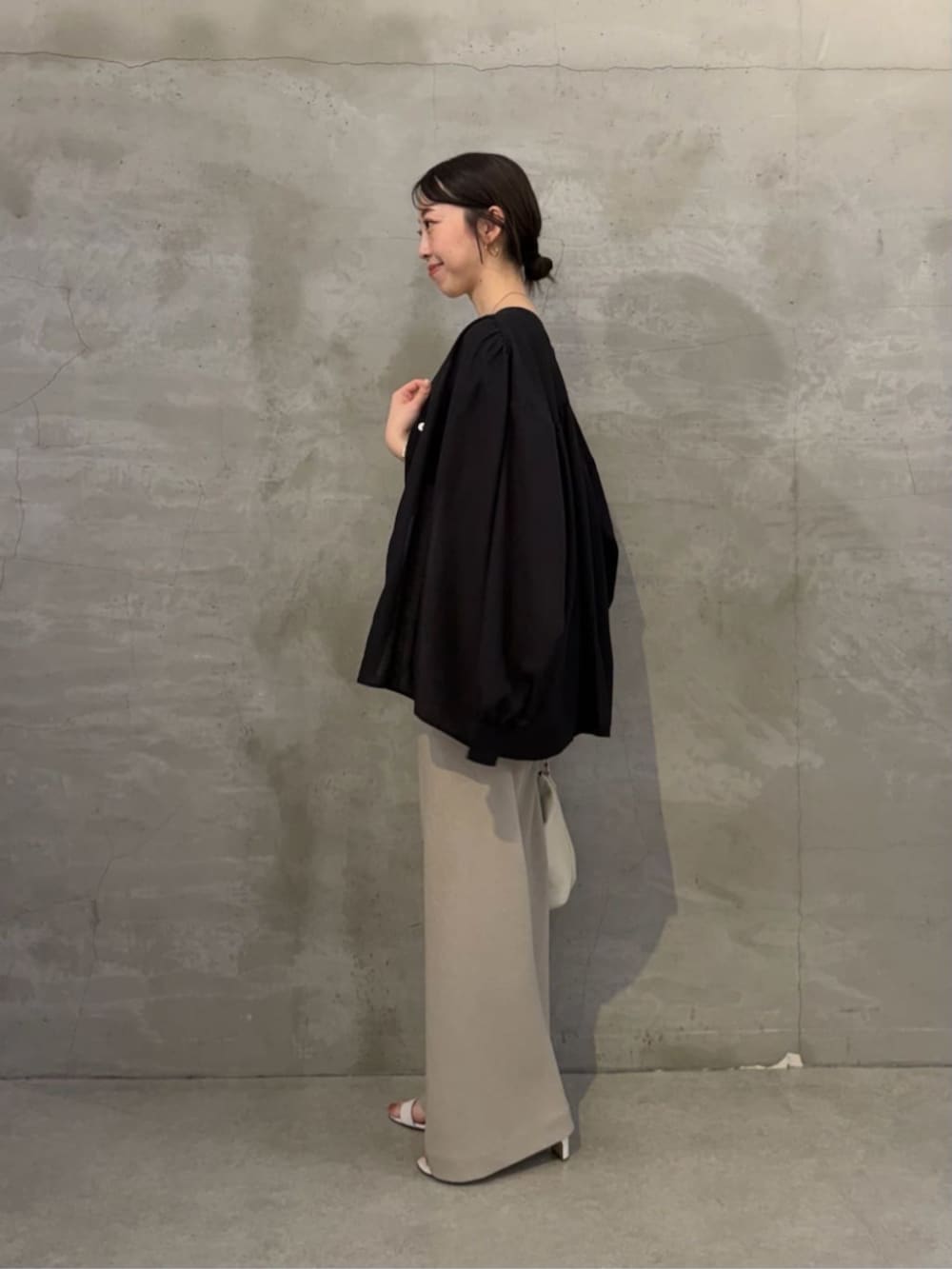 ホワイト系のトートバッグ、ブラック系のシャツ/ブラウス、ベージュ系のその他パンツを着用したレディースの冬コーディネートの2枚目の写真