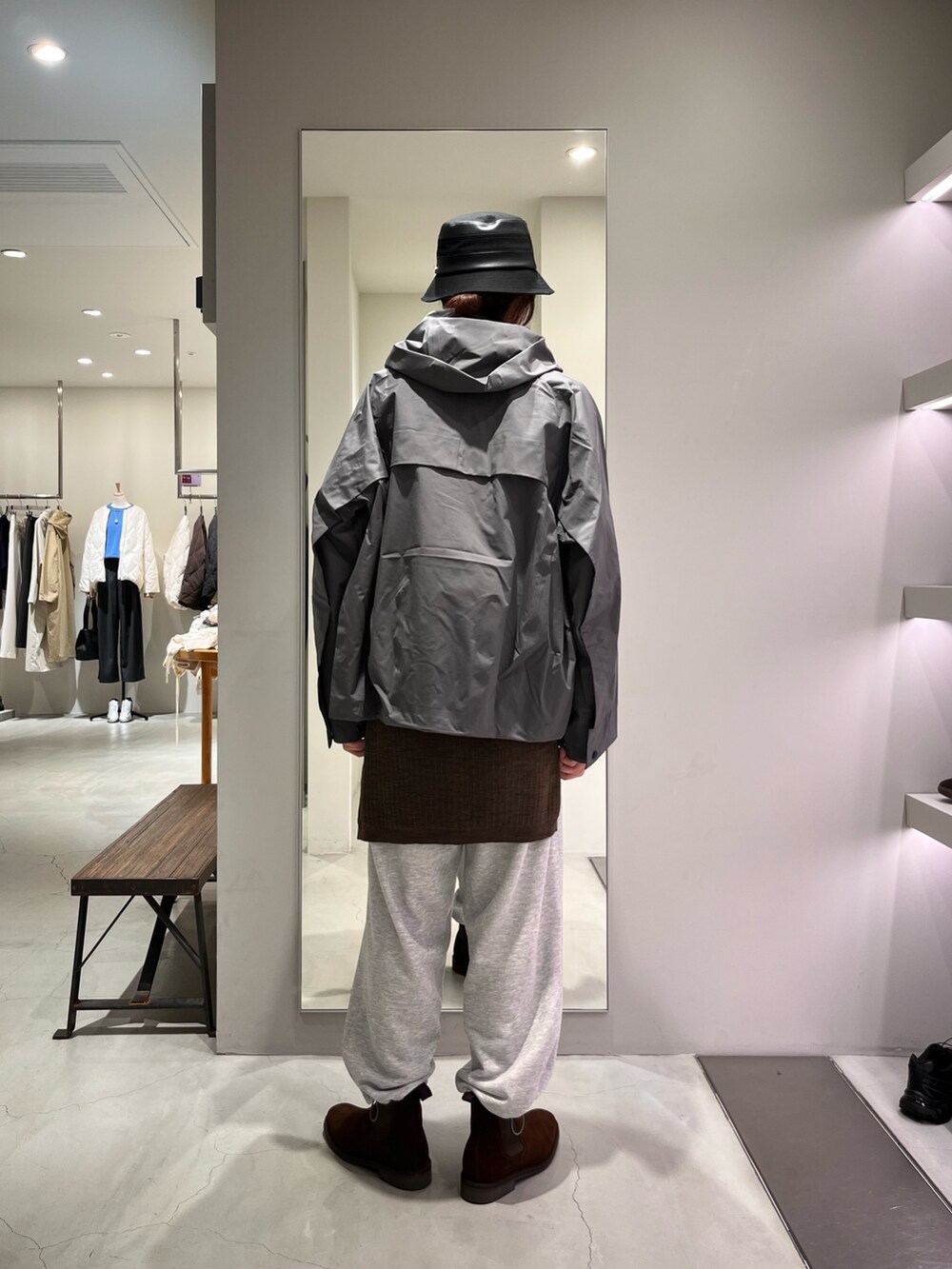 グレー系のスウェットパンツ、ブラウン系のブーツ、グリーン系のテーラードジャケットを着用したメンズの冬コーディネートの2枚目の写真