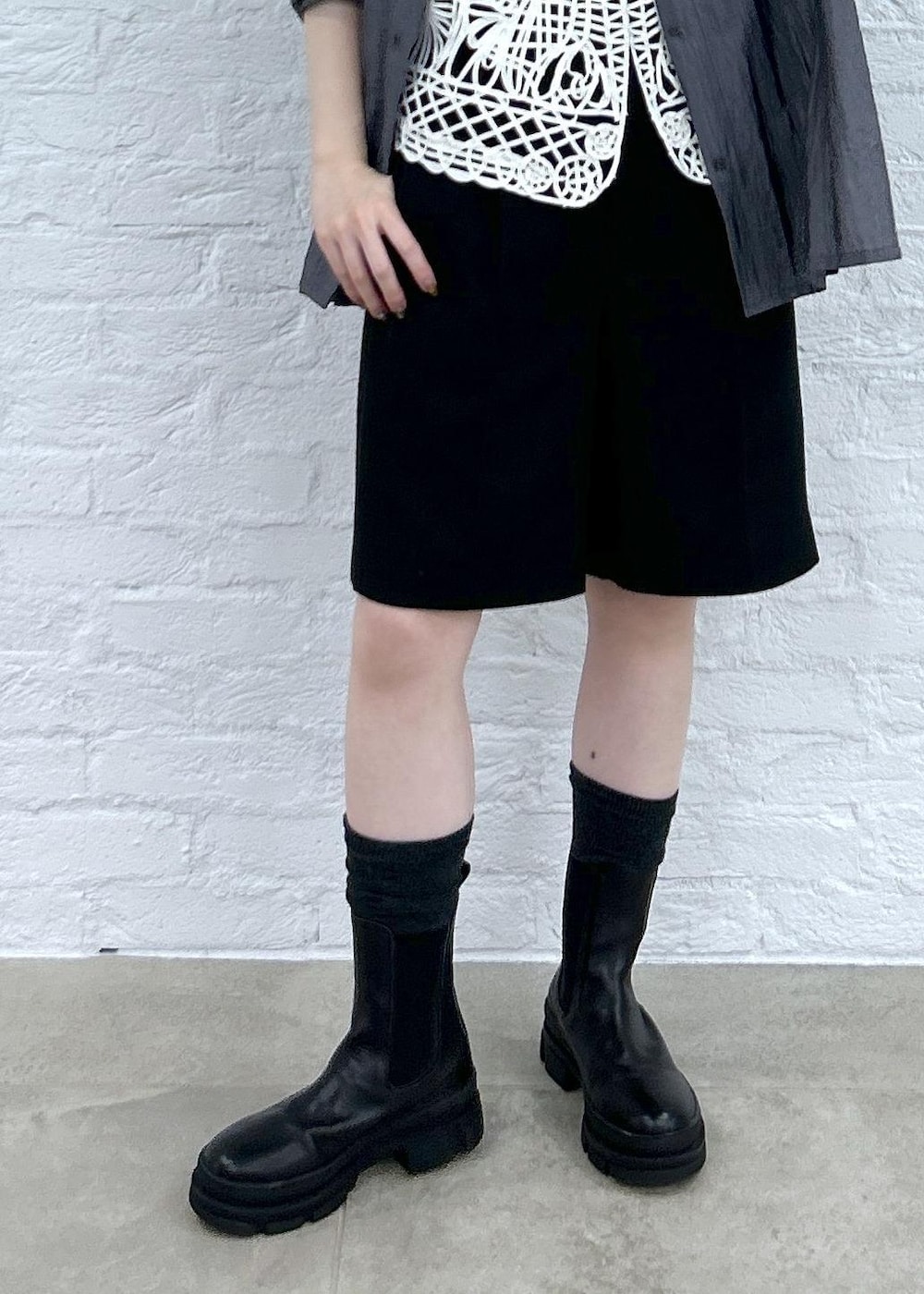 グレー系のシャツ/ブラウス、ブラック系のその他パンツ、ホワイト系のベストを着用したレディースの冬コーディネートの5枚目の写真