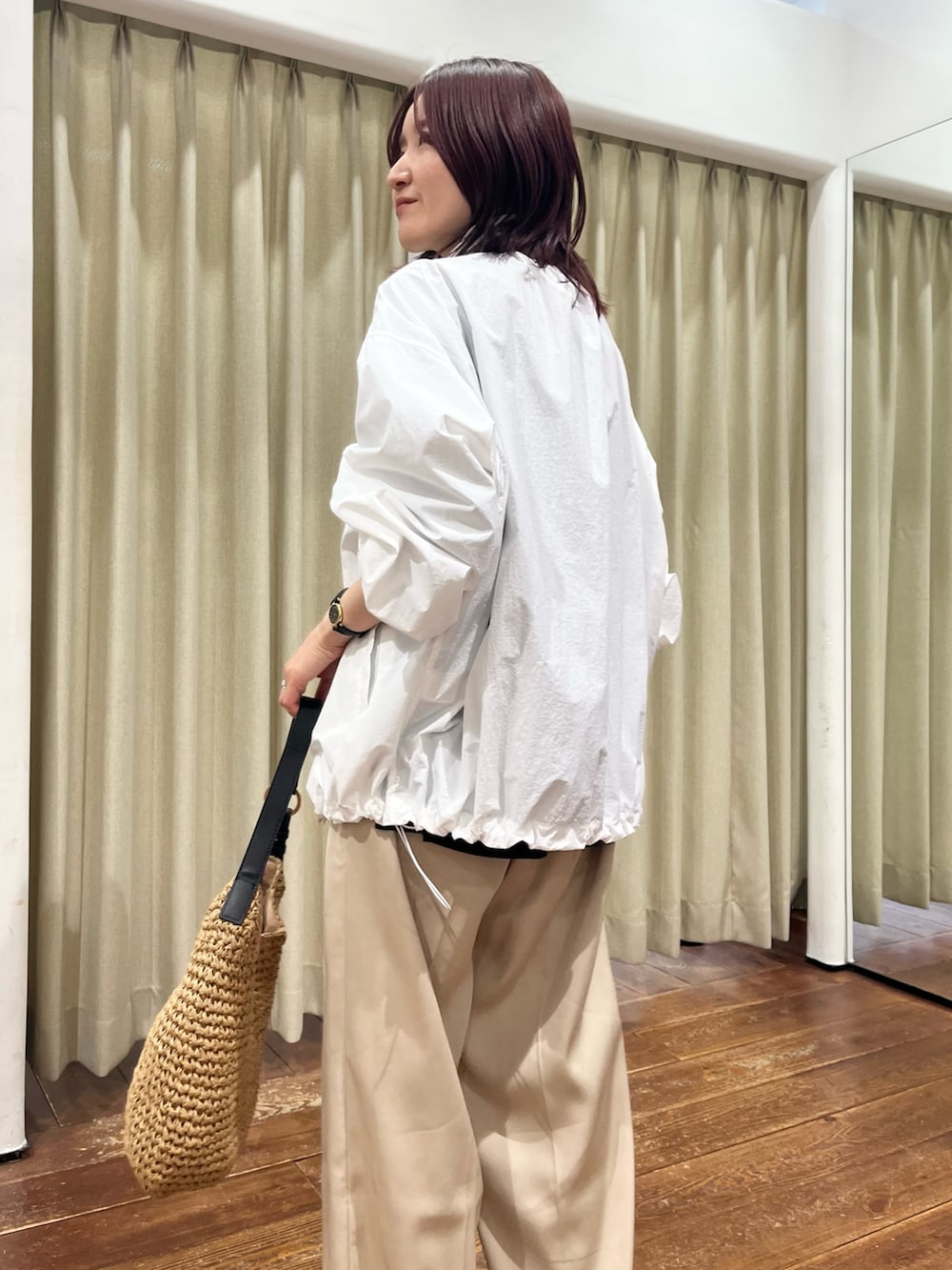 ブラック系のニット/セーター、ベージュ系のその他パンツ、ブラック系のサンダルを着用したレディースの春コーディネートの10枚目の写真