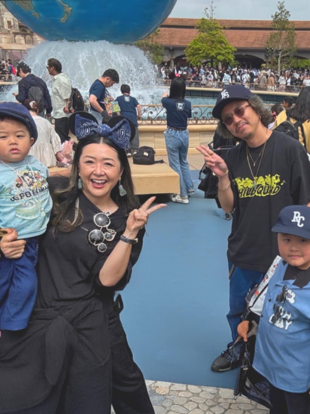 ブラック系のパンツ、グレー系のスニーカー、ブラック系のパンツを着用したキッズの春コーディネートの5枚目の写真