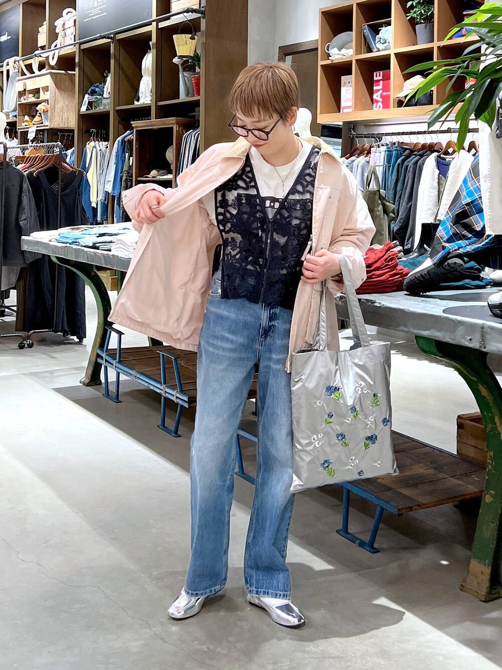 ホワイト系のTシャツ/カットソー、シルバー系のパンプス、ブルー系のデニムパンツを着用したレディースの冬コーディネートの5枚目の写真