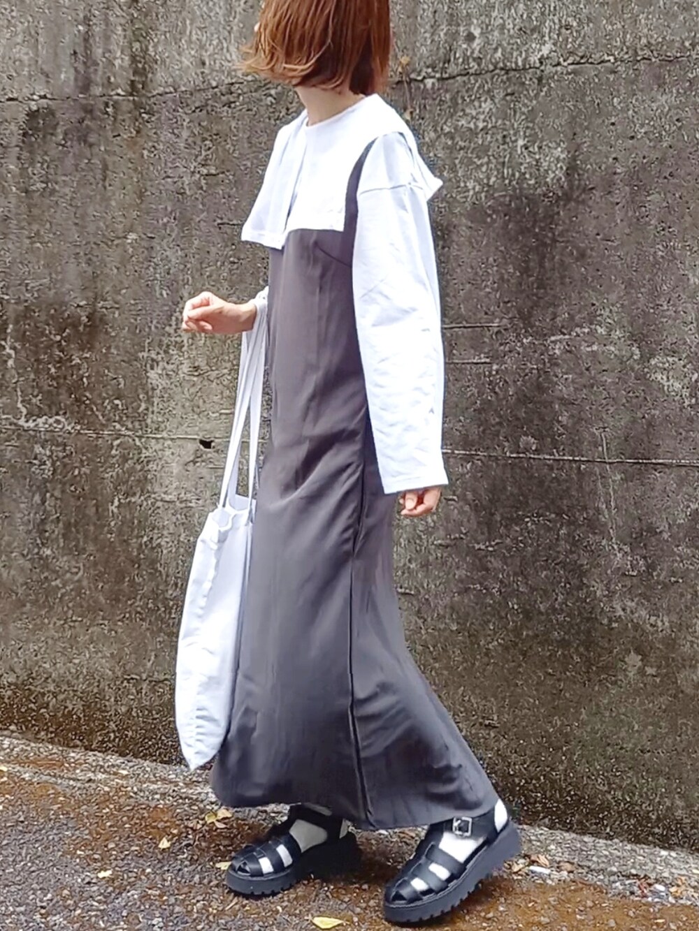 グレー系のワンピース、ホワイト系のシャツ/ブラウス、ホワイト系のトートバッグを着用したレディースの春コーディネートの2枚目の写真
