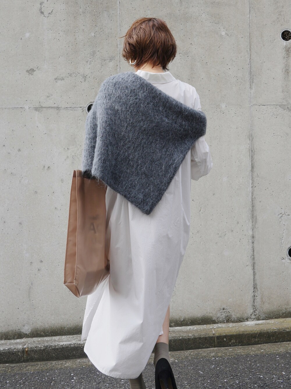 金子三記(miki)さんの「BOAT NECK ALPACA OVER KNIT TOPS（CLANE）」を使ったコーディネートの4枚目の写真