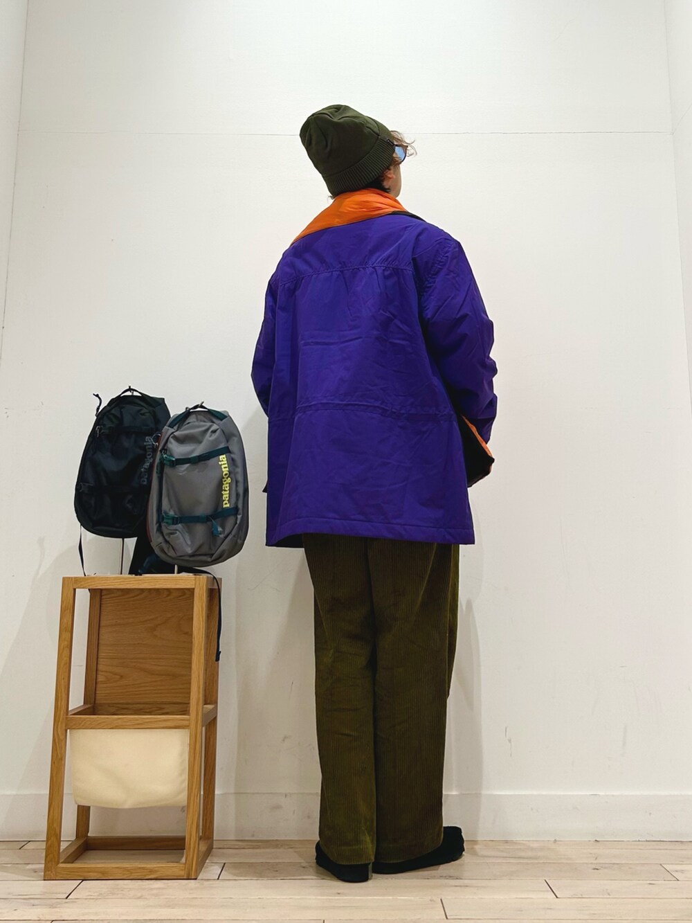 グリーン系のその他パンツ、ブラック系のショルダーバッグ、ブラック系のその他シューズを着用したメンズの秋コーディネートの5枚目の写真