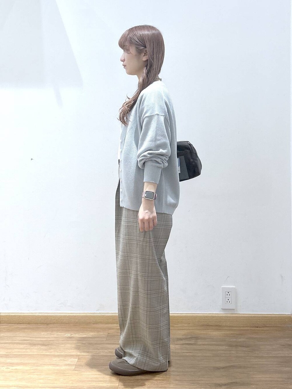 ブラウン系のスニーカー、ベージュ系のその他パンツ、ホワイト系のTシャツ/カットソーを着用したレディースの春コーディネートの2枚目の写真