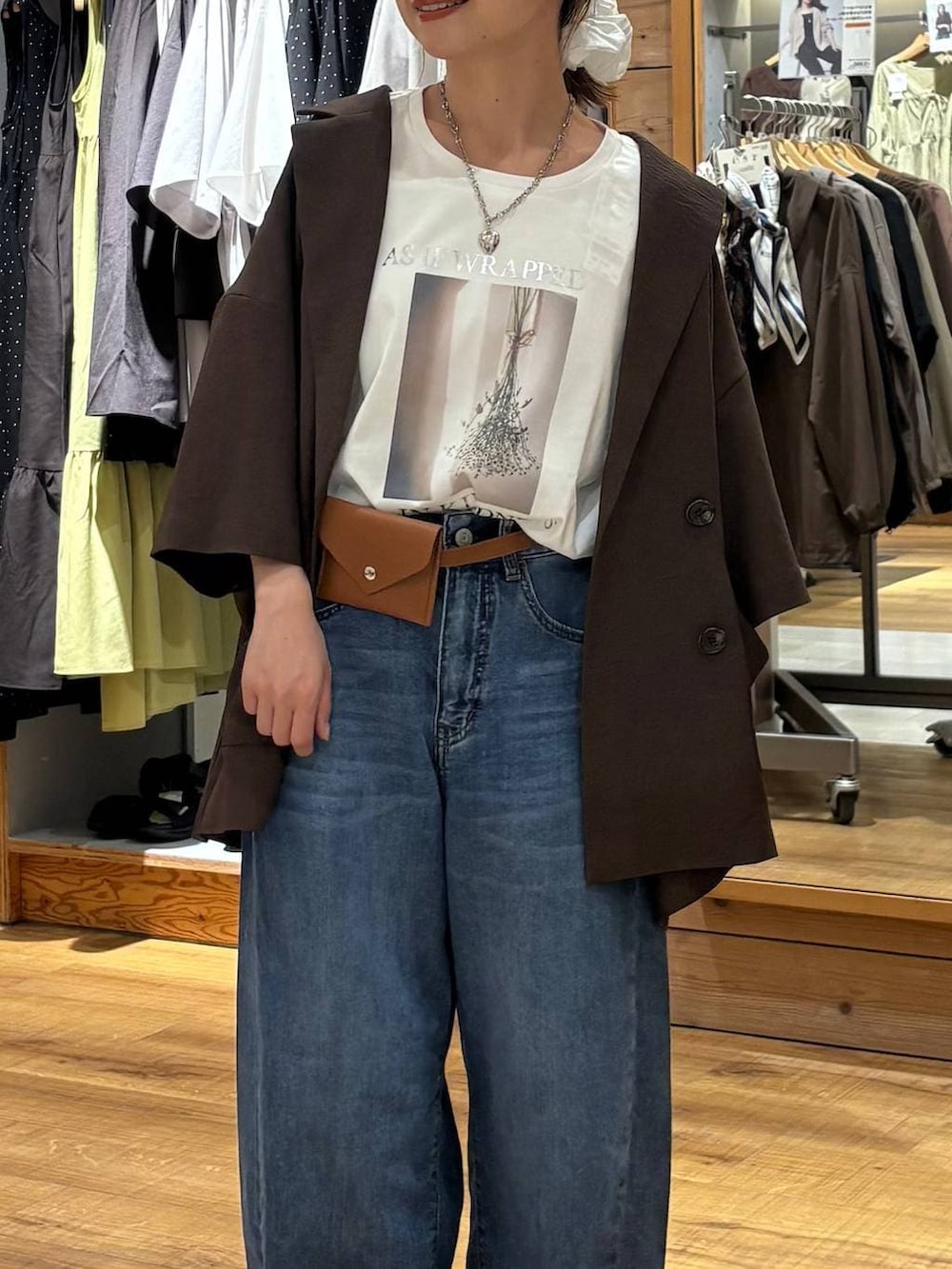 ブルー系のデニムパンツ、ブラウン系のテーラードジャケット、ホワイト系のTシャツ/カットソーを着用したレディースの夏コーディネートの6枚目の写真