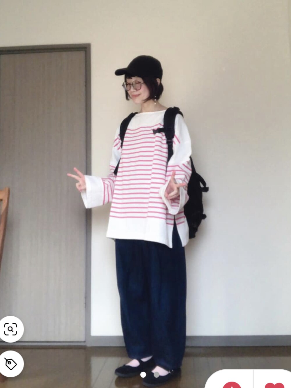 ホワイト系のTシャツ/カットソー、ブラウン系のスウェット、ブラウン系のその他パンツを着用したキッズの冬コーディネートの4枚目の写真