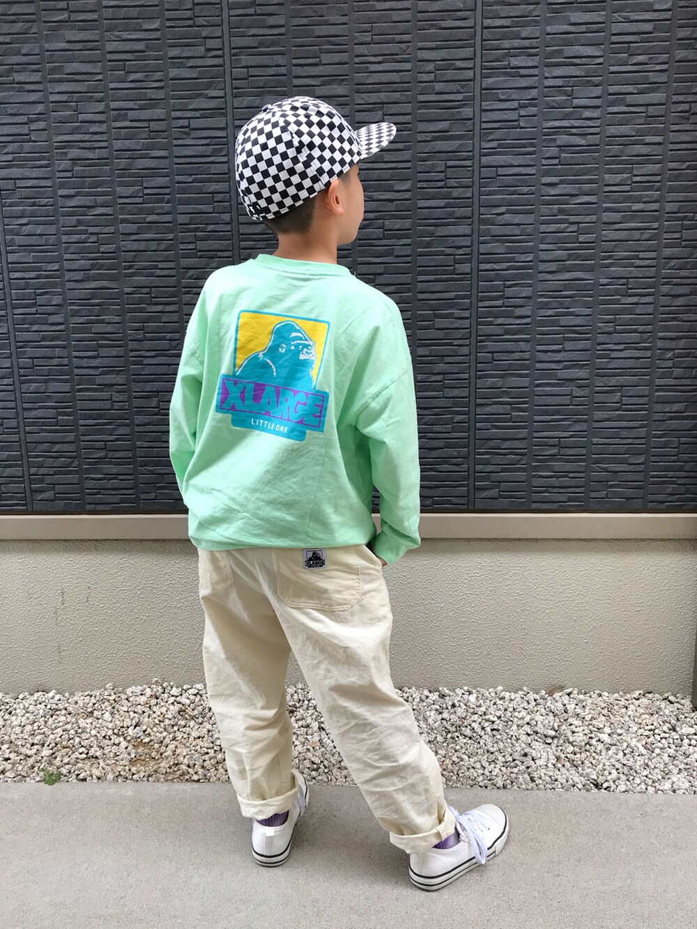 グリーン系のTシャツ/カットソー、ホワイト系のその他パンツ、その他のキャップを着用したキッズの春コーディネートの2枚目の写真