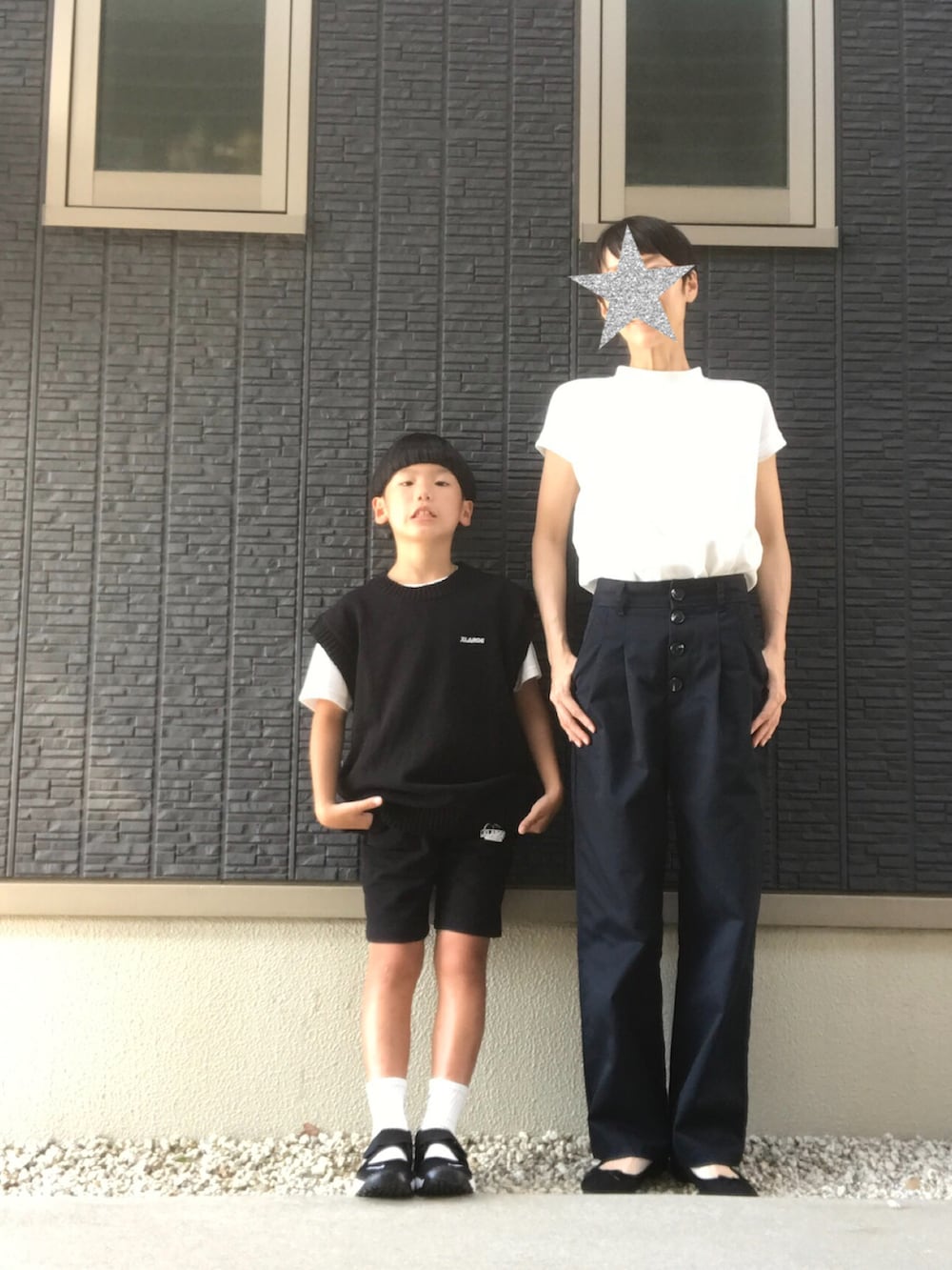 ホワイト系のTシャツ/カットソー、ブラック系のベスト、ブラック系のその他パンツを着用したキッズの夏コーディネートの4枚目の写真