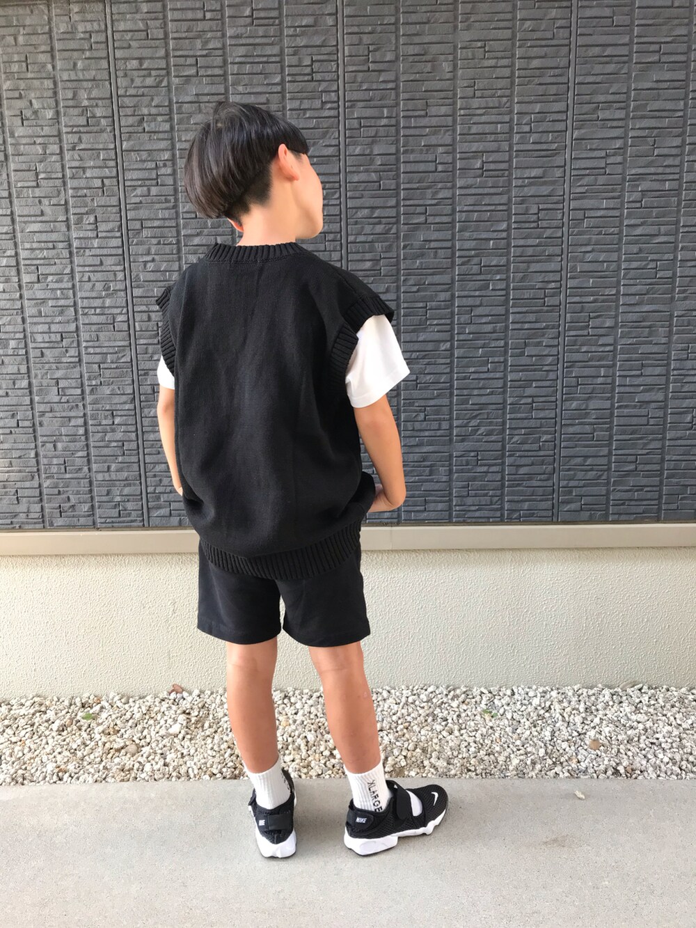 ホワイト系のTシャツ/カットソー、ブラック系のベスト、ブラック系のその他パンツを着用したキッズの夏コーディネートの3枚目の写真