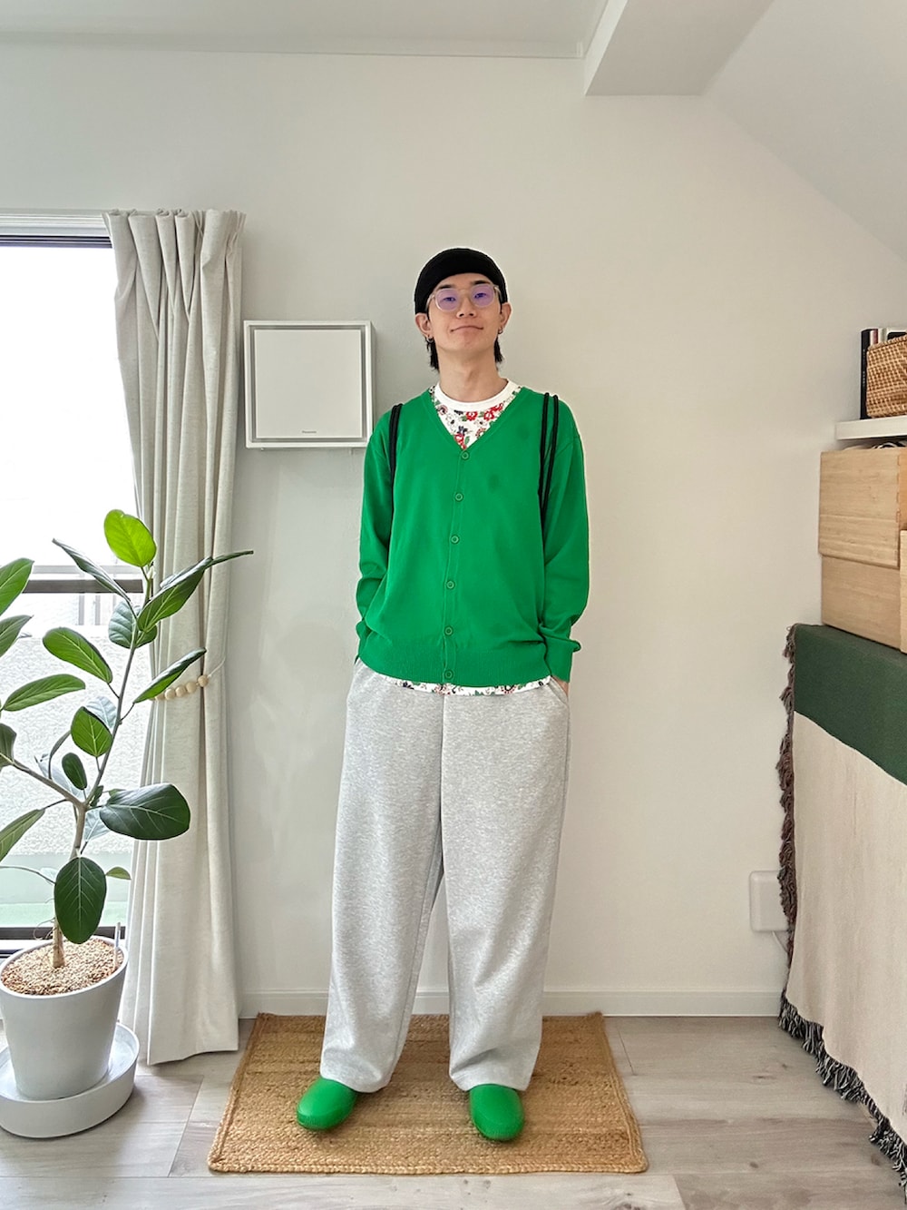 ホワイト系のTシャツ/カットソー、グリーン系のカーディガン/ボレロ、グリーン系のバックパック/リュックを着用したメンズの秋コーディネートの2枚目の写真