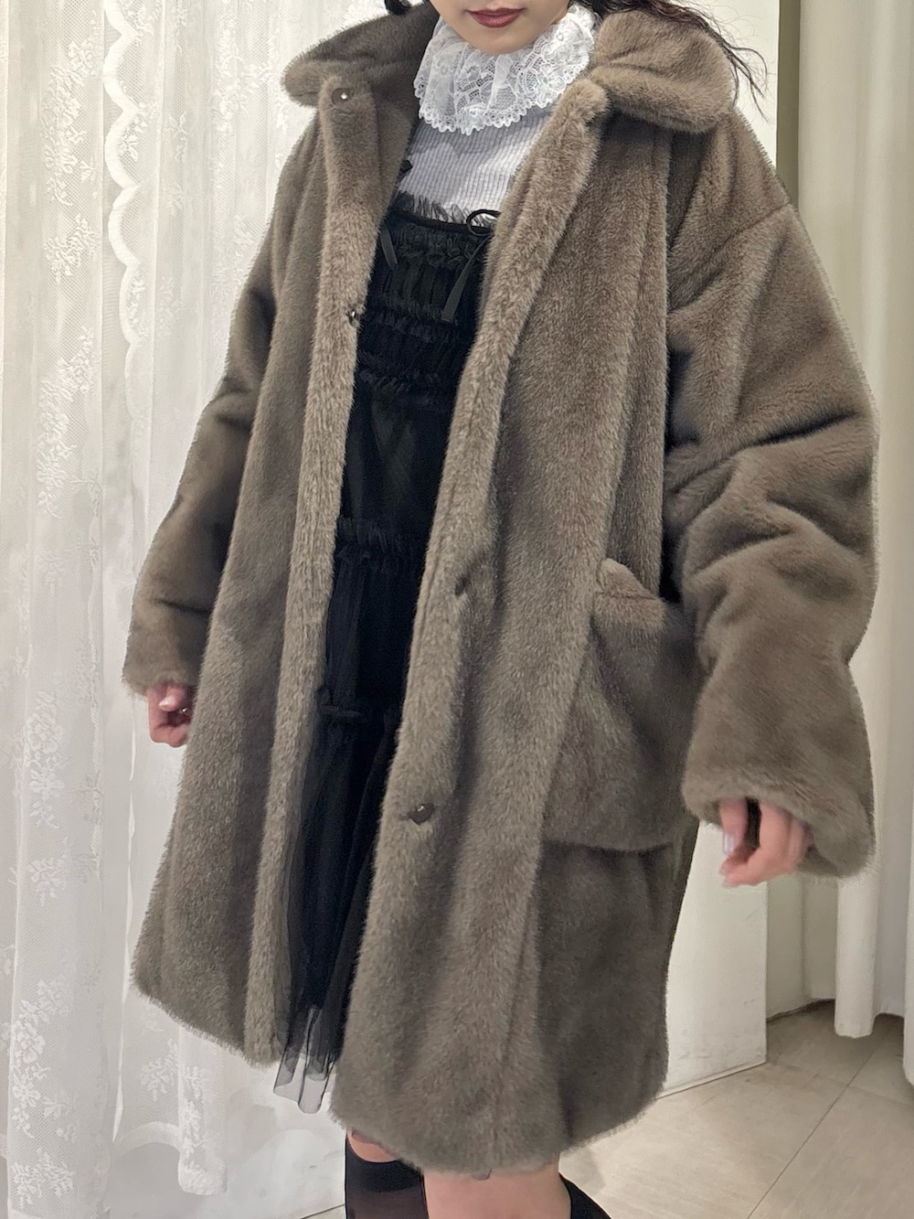 グレー系のニット/セーター、レッド系のショルダーバッグ、ブラック系のワンピースを着用したレディースの秋コーディネートの7枚目の写真