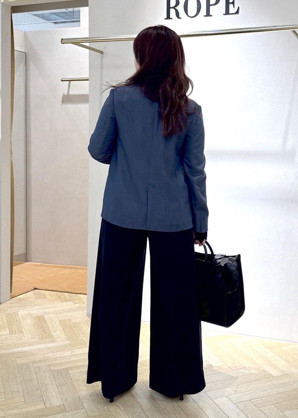 yayoiさんの「トリアセバックサテンワイドパンツ/セットアップ対応（ROPE'）」を使ったコーディネートの3枚目の写真