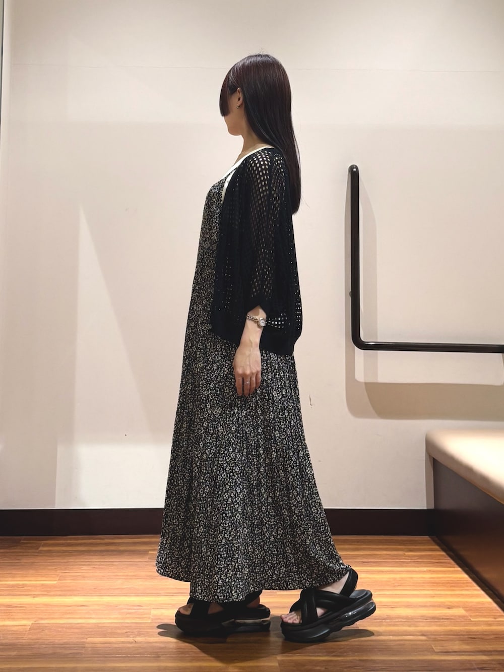 ブラック系のサンダル、ホワイト系のニット/セーター、ブラック系のニット/セーターを着用したレディースの夏コーディネートの4枚目の写真