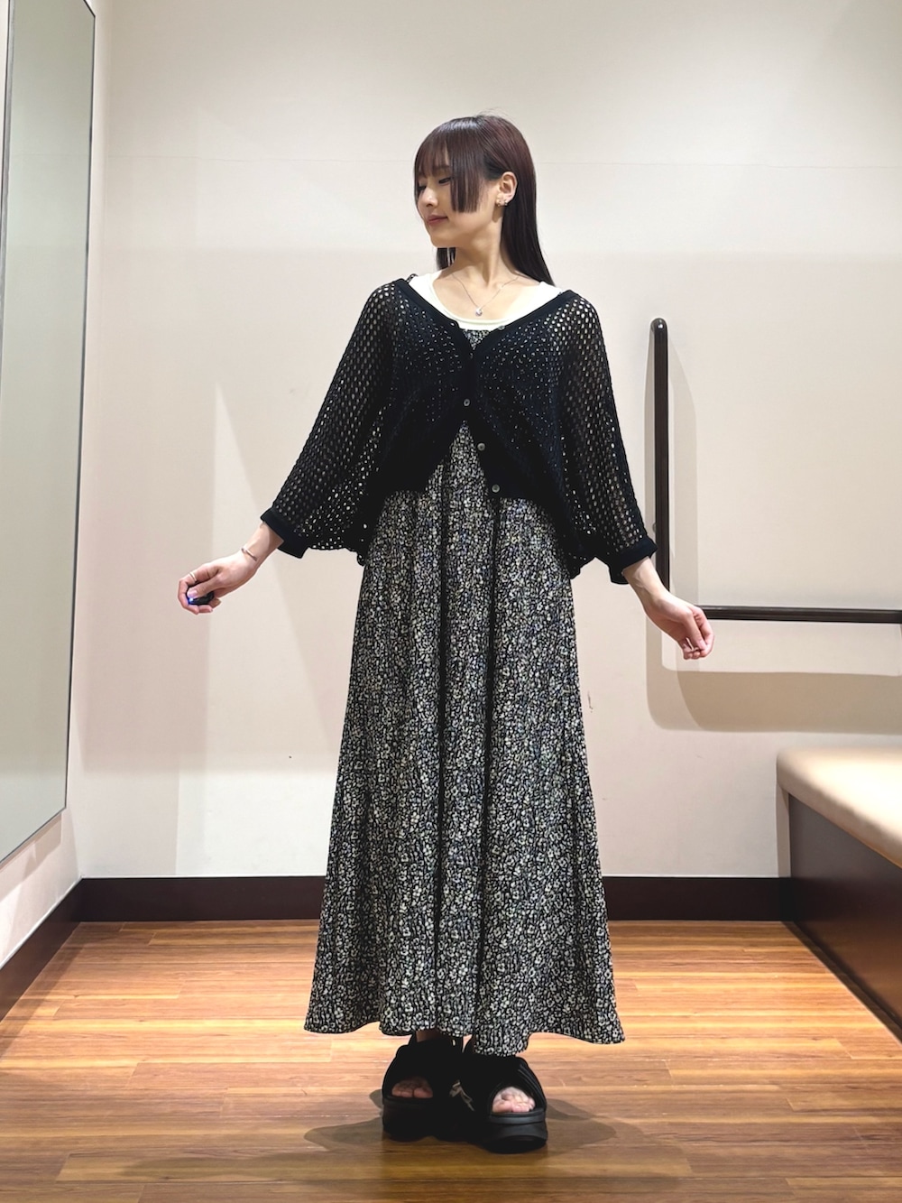 ブラック系のサンダル、ホワイト系のニット/セーター、ブラック系のニット/セーターを着用したレディースの夏コーディネートの3枚目の写真