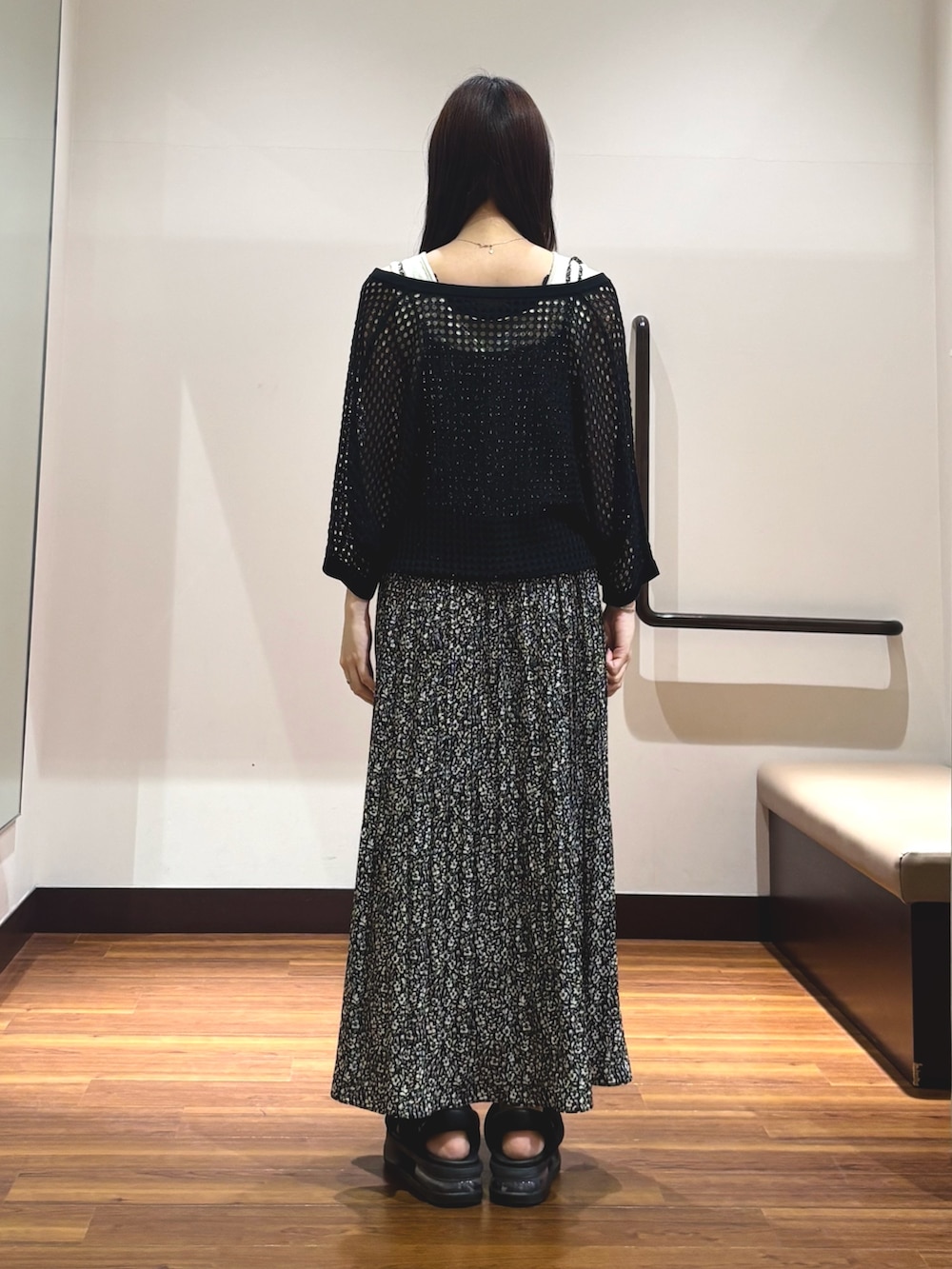 ブラック系のサンダル、ホワイト系のニット/セーター、ブラック系のニット/セーターを着用したレディースの夏コーディネートの5枚目の写真