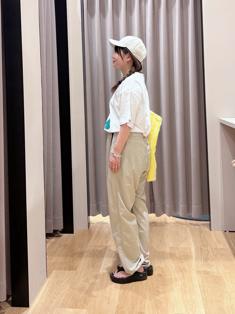 ホワイト系のTシャツ/カットソー、グレー系のその他パンツ、イエロー系のトートバッグを着用したレディースの春コーディネートの4枚目の写真