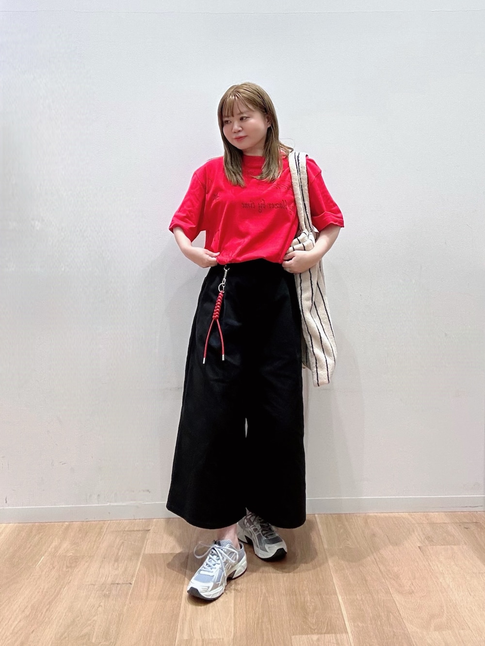 レッド系のTシャツ/カットソー、ブラック系のその他パンツ、ホワイト系のトートバッグを着用したレディースの夏コーディネートの4枚目の写真