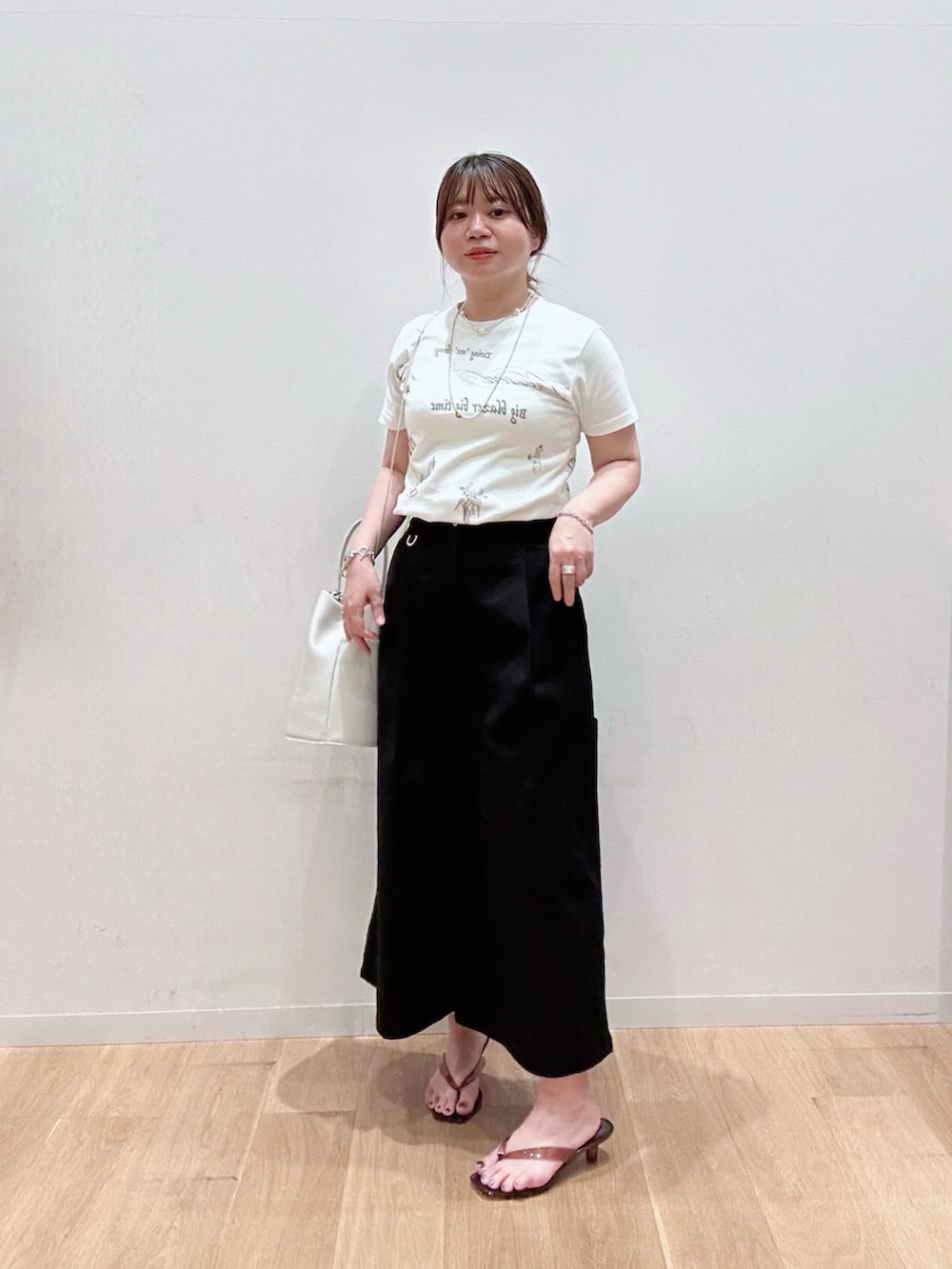 ホワイト系のTシャツ/カットソー、ブラック系のその他パンツ、ブラウン系のサンダルを着用したレディースの夏コーディネートの3枚目の写真