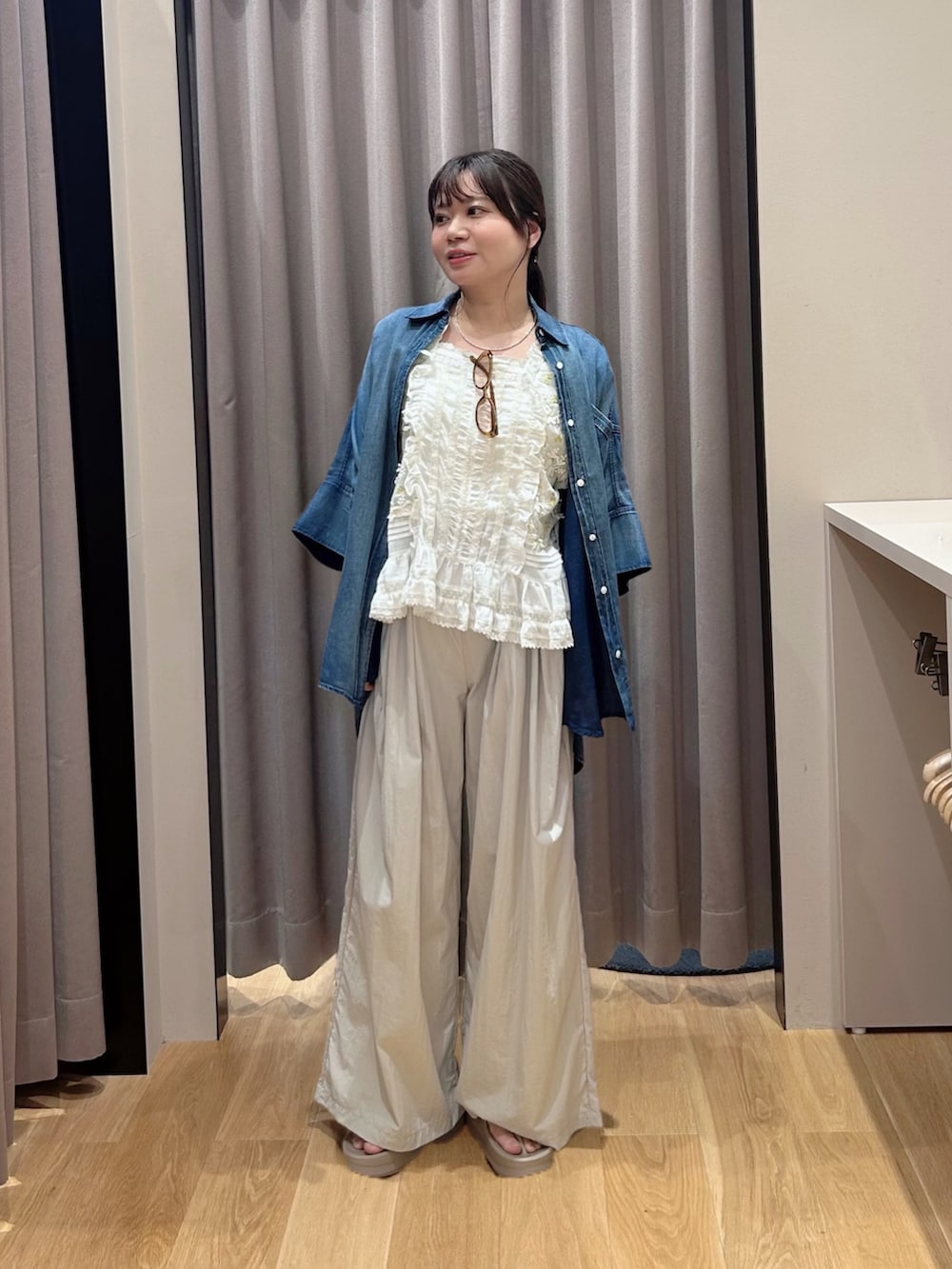 ベージュ系のサンダル、グレー系のその他パンツ、ブルー系のシャツ/ブラウスを着用したレディースの春コーディネートの5枚目の写真