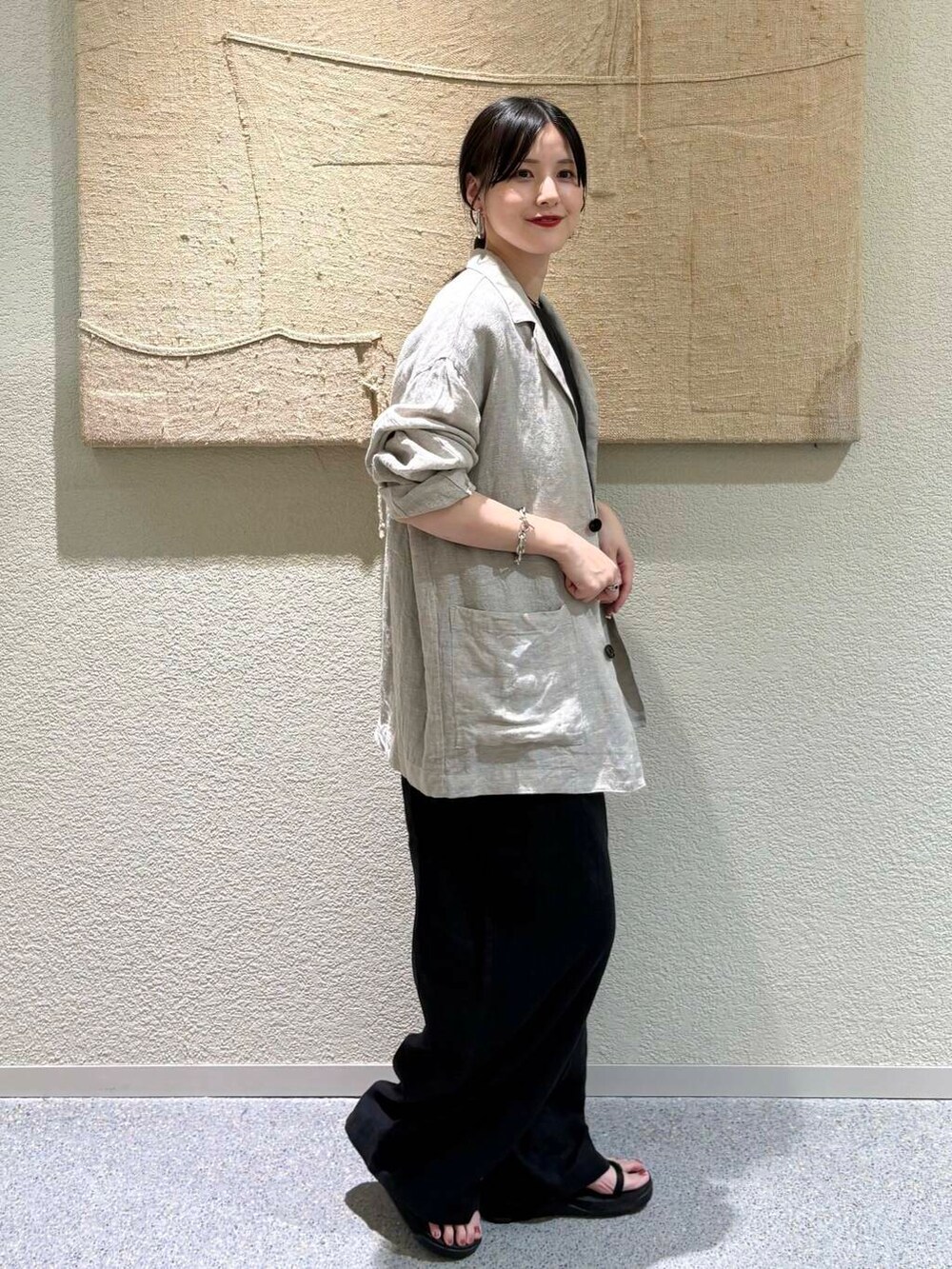 ベージュ系のその他アウターを着用したレディースの春コーディネートの5枚目の写真