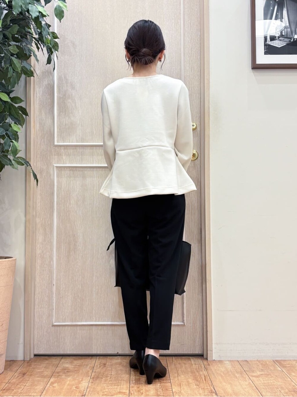 ブラック系のその他パンツ、ブラック系のパンプス、グレー系のトレンチコートを着用したレディースの冬コーディネートの6枚目の写真