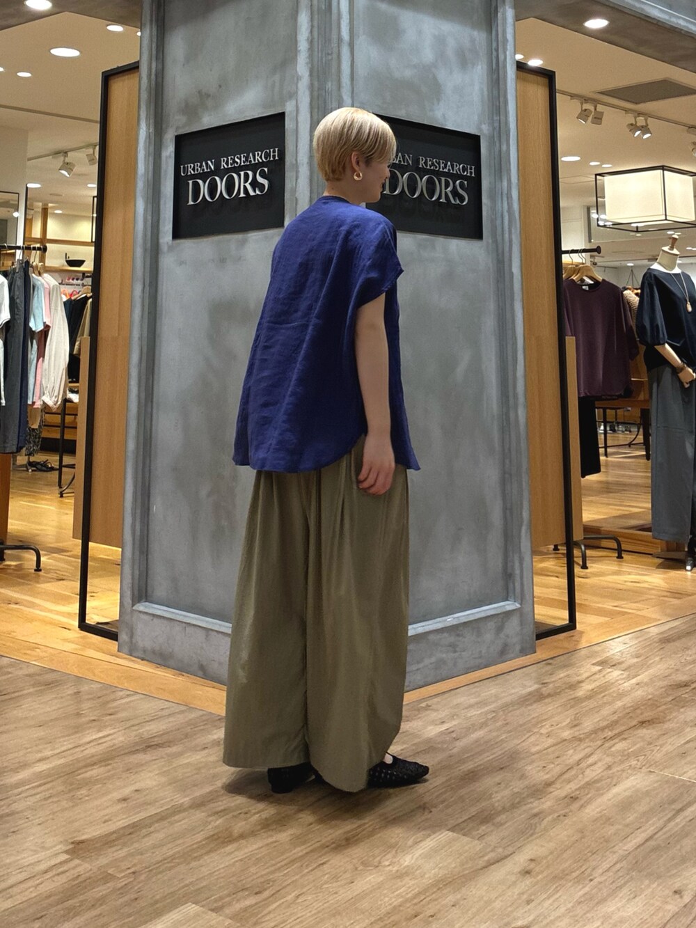 ブラック系のパンプス、ブルー系のシャツ/ブラウス、ベージュ系のその他パンツを着用したレディースの春コーディネートの3枚目の写真