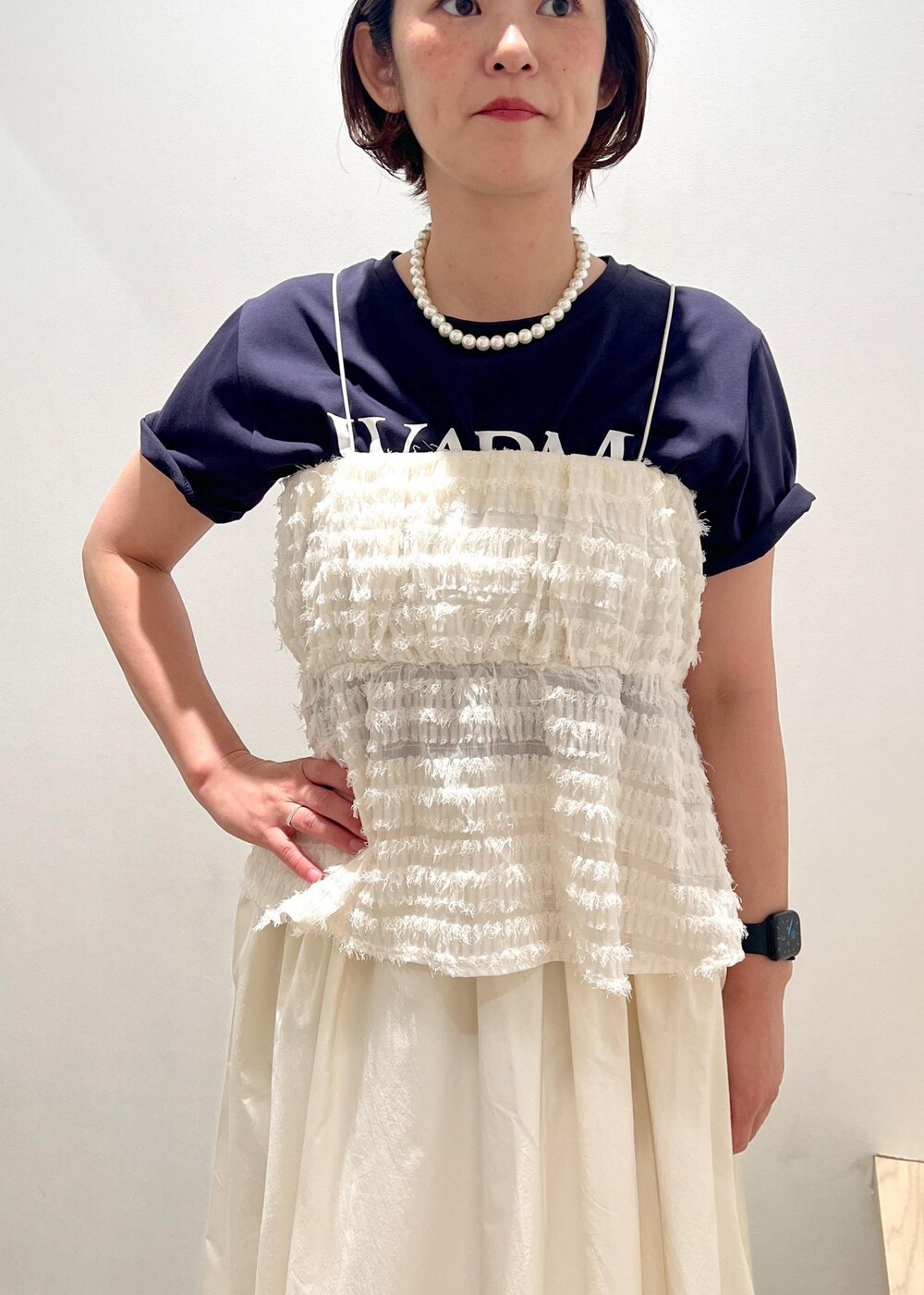 ホワイト系のショルダーバッグ、ホワイト系のサンダル、ホワイト系のスカートを着用したレディースの春コーディネートの4枚目の写真