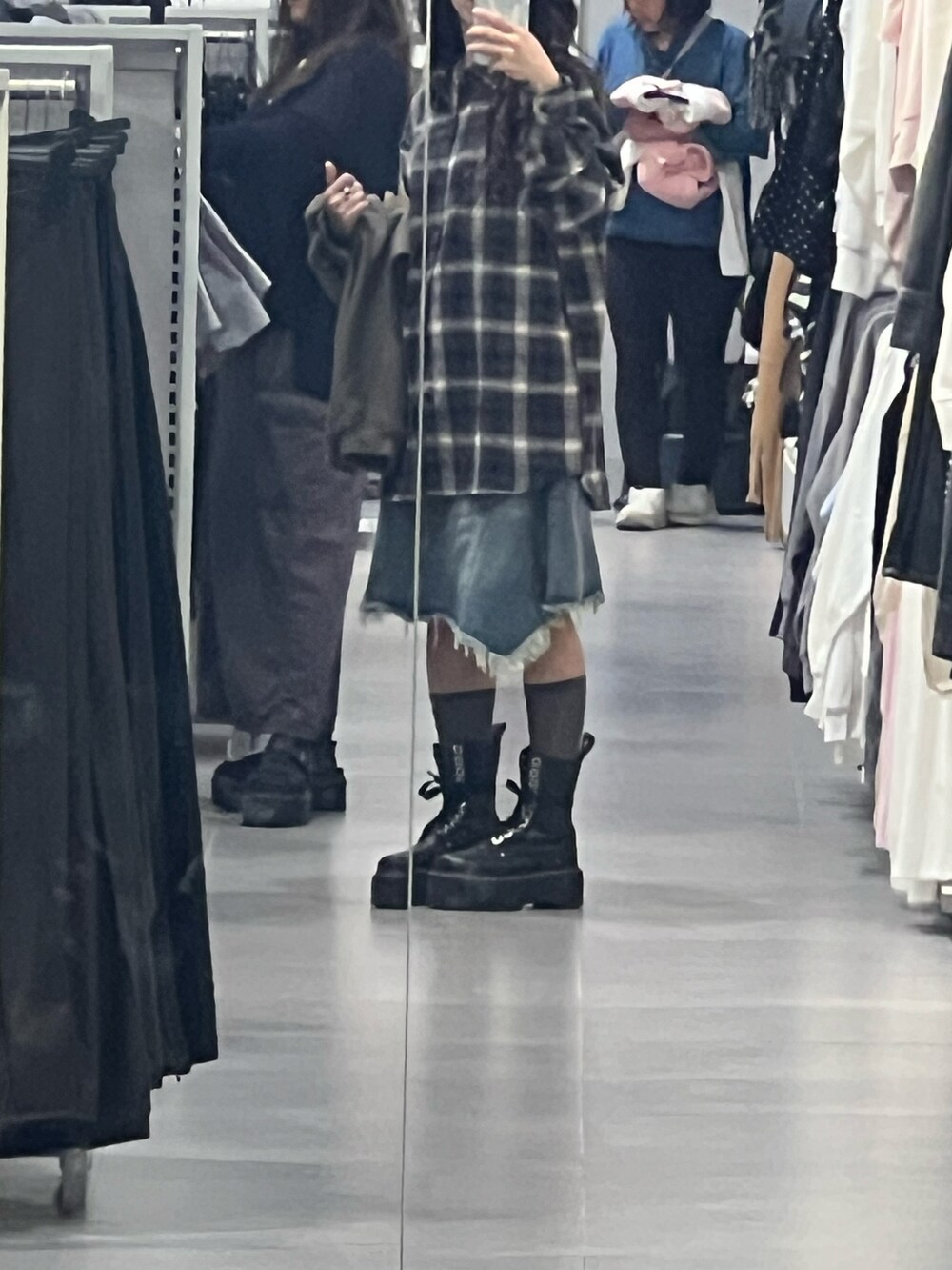 skmtmloさんの「AIRWAIR JADON MAX 8 EYE BOOT 25566001 BLACK（Dr. Martens）」を使ったコーディネートの5枚目の写真