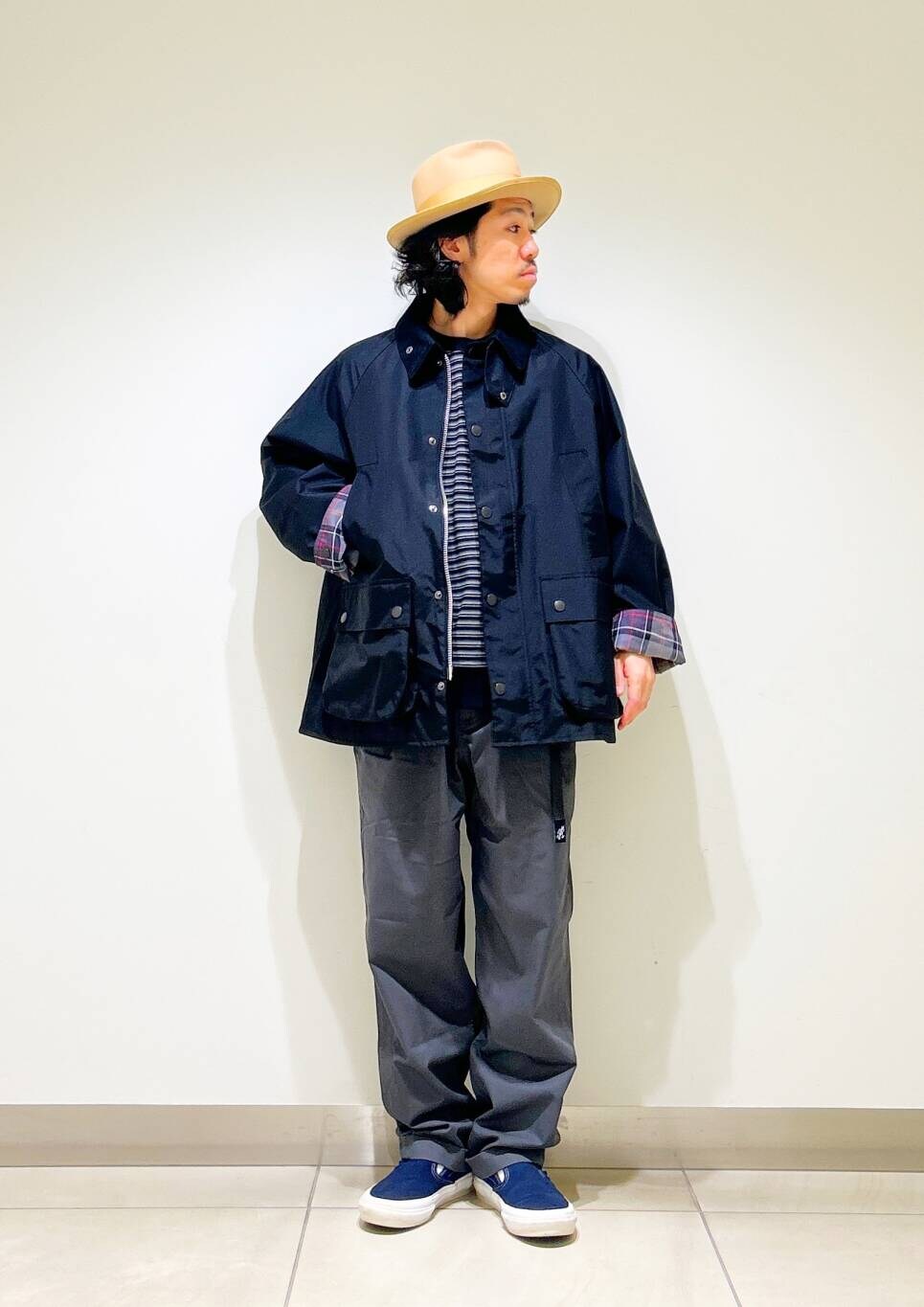 グレー系のその他パンツ、ブラック系のナイロンジャケットを着用したメンズの春コーディネートの5枚目の写真