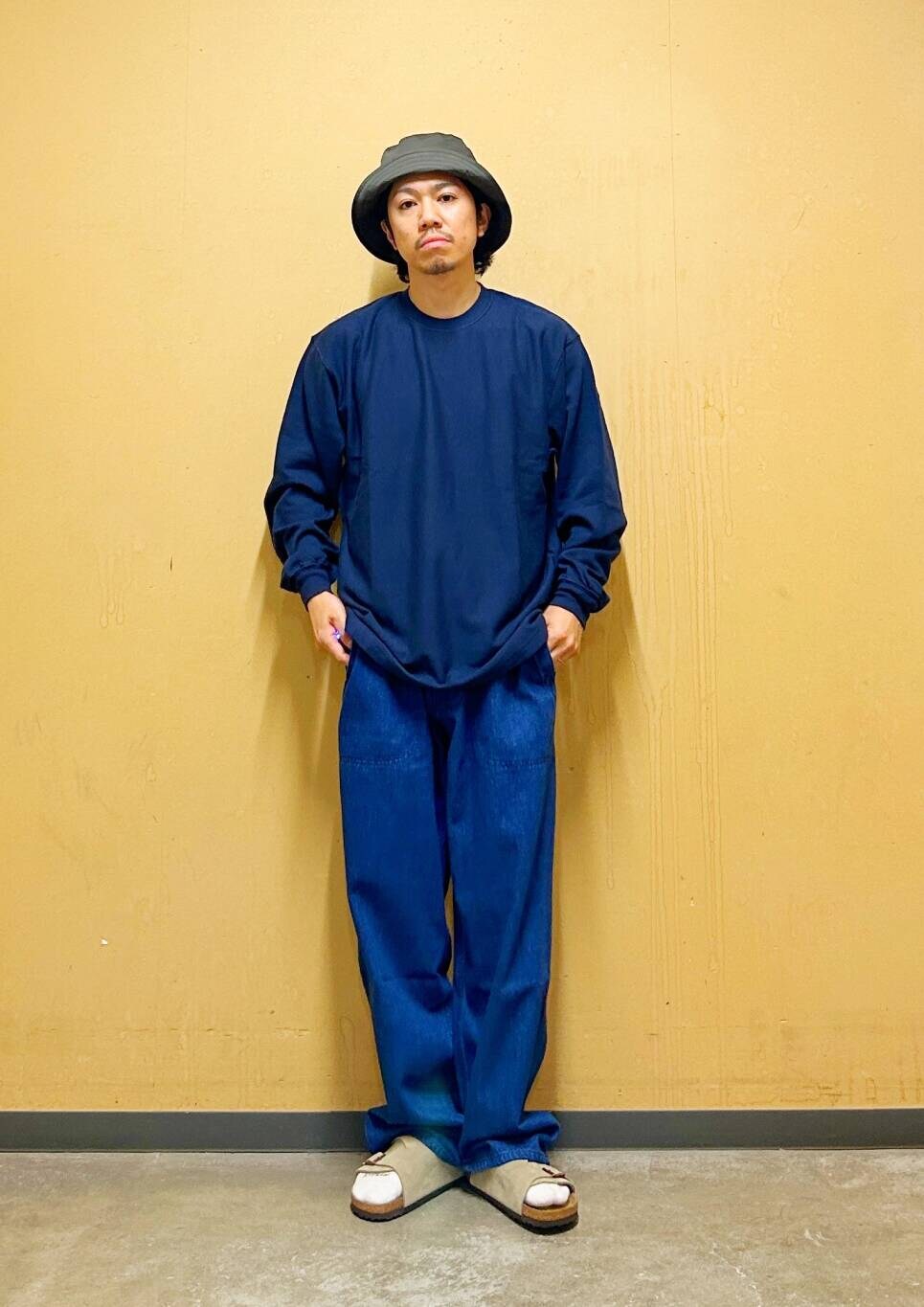 ベージュ系のサンダル、ブルー系のTシャツ/カットソー、ブルー系のデニムパンツを着用したメンズの夏コーディネートの4枚目の写真