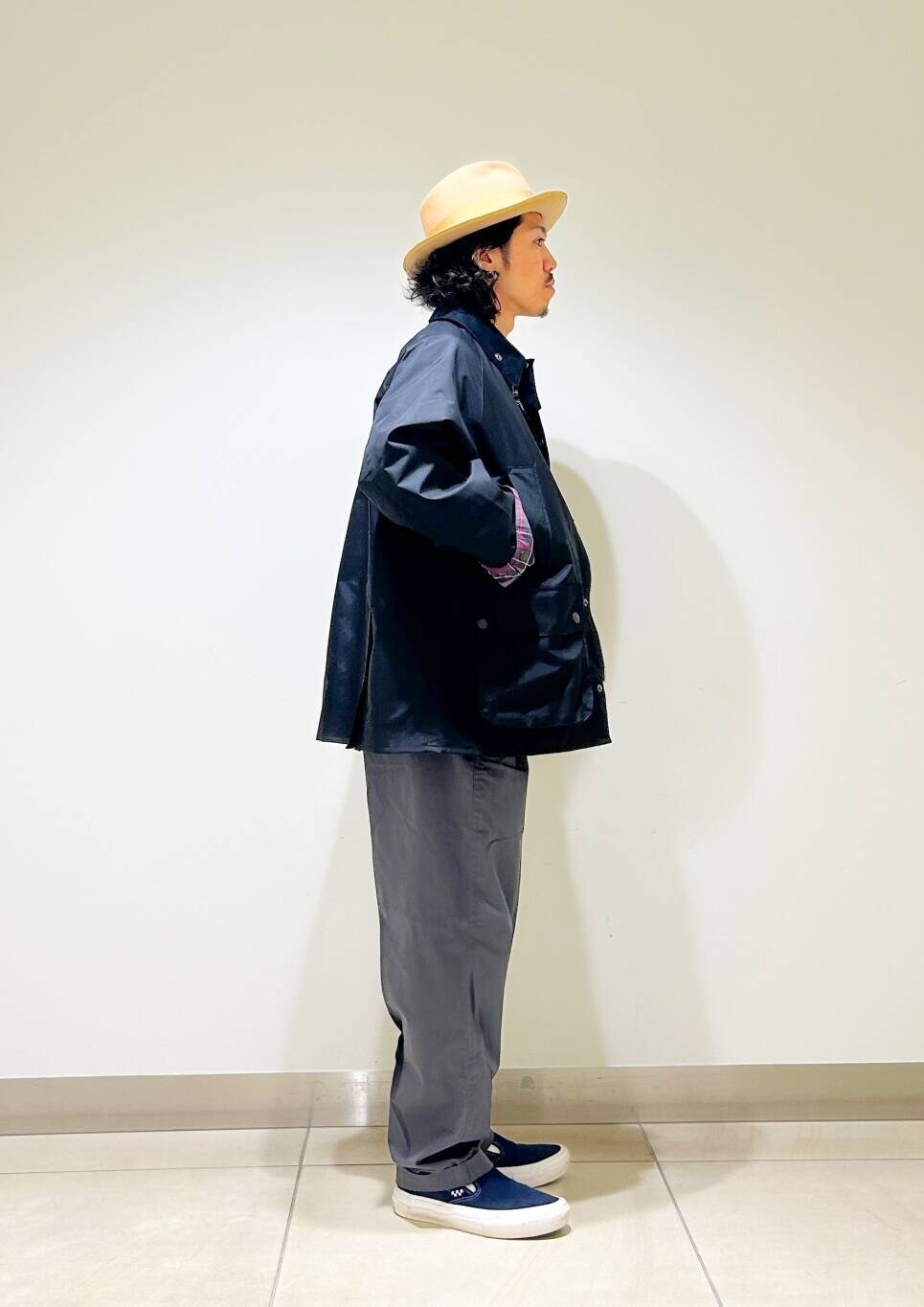 グレー系のその他パンツ、ブラック系のナイロンジャケットを着用したメンズの春コーディネートの7枚目の写真